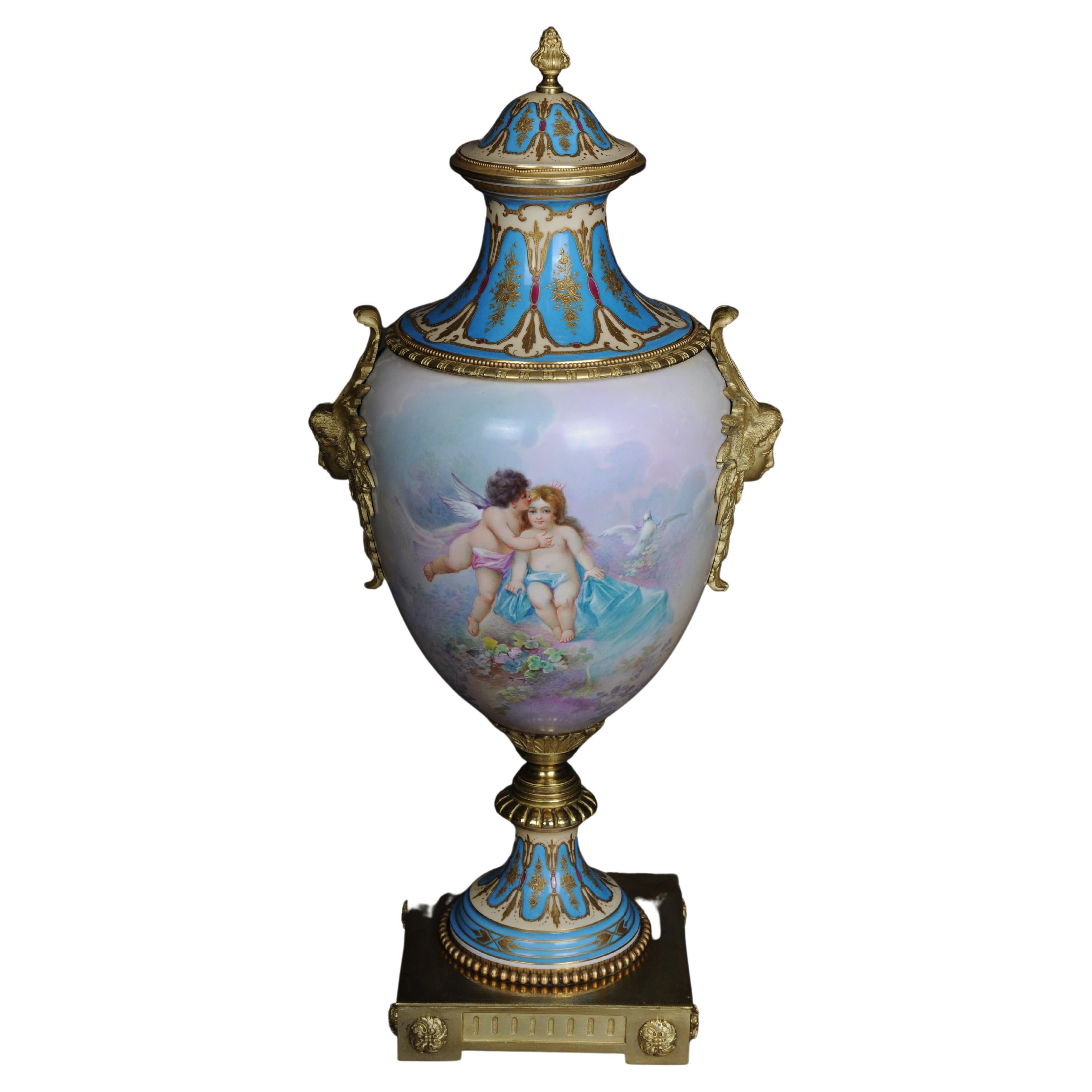 Monumentale Sèvres-Vase des 19. Jahrhunderts mit Bronzebeschlag im Angebot