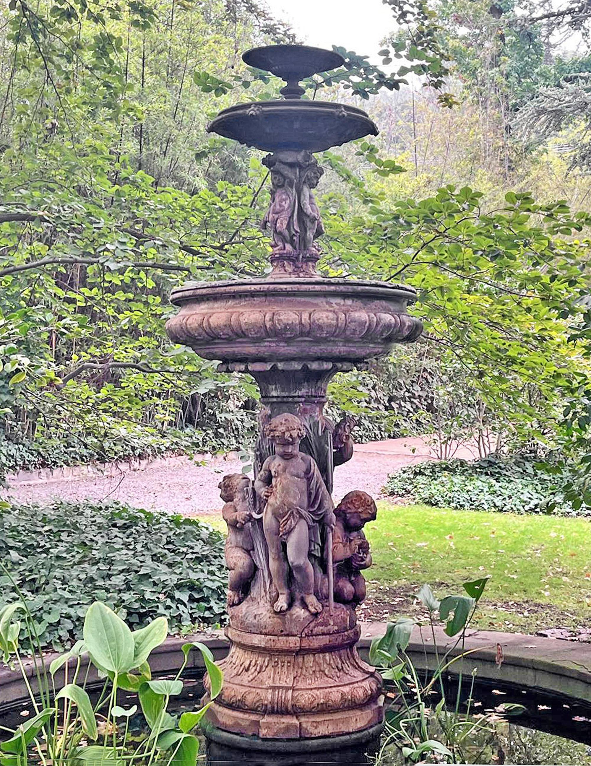 Fontana monumentale neoclassica a tre vasche in ferro della metà del XIX secolo con motivo scultoreo di bambini della Val D'Osne Foundry, Francia

A cura di: Val D'Osne Foundry
Materiale: ferro, metallo
Tecnica: fuso, modellato, lavorato in metallo,