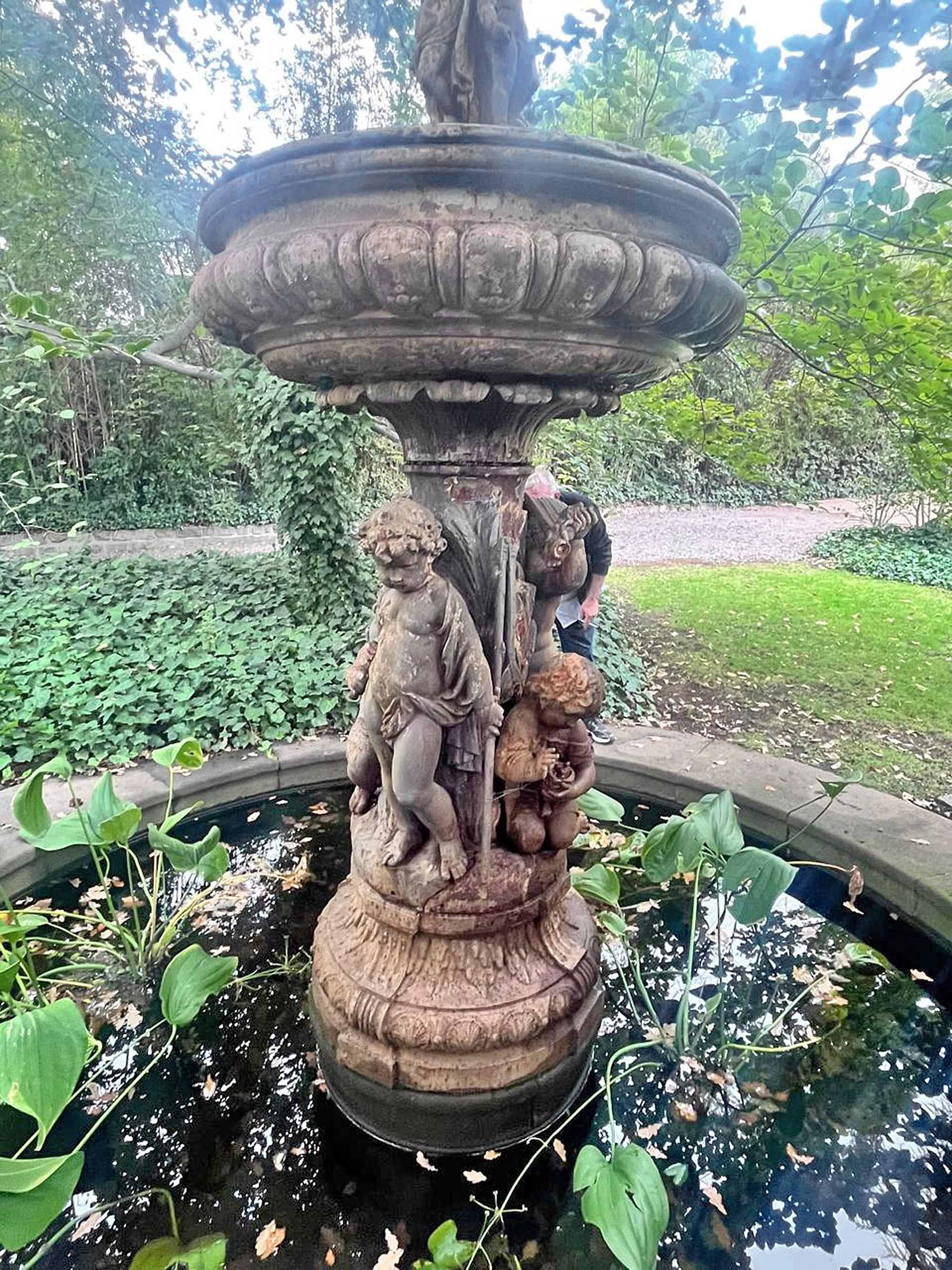 Neoclassico Fontana monumentale a tre vasche del XIX secolo della Val d'Osne Foundry, Francia in vendita