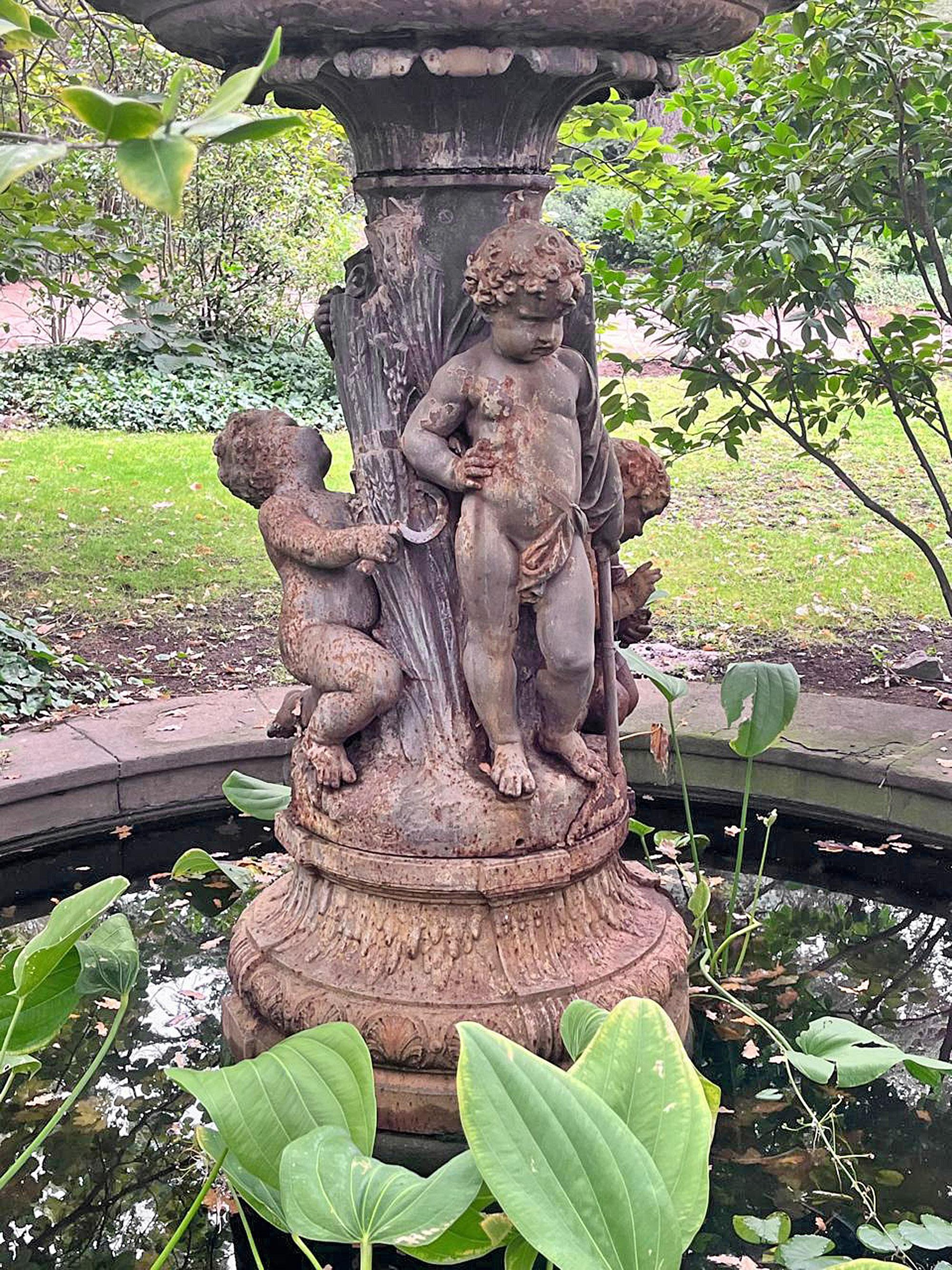 Francese Fontana monumentale a tre vasche del XIX secolo della Val d'Osne Foundry, Francia in vendita