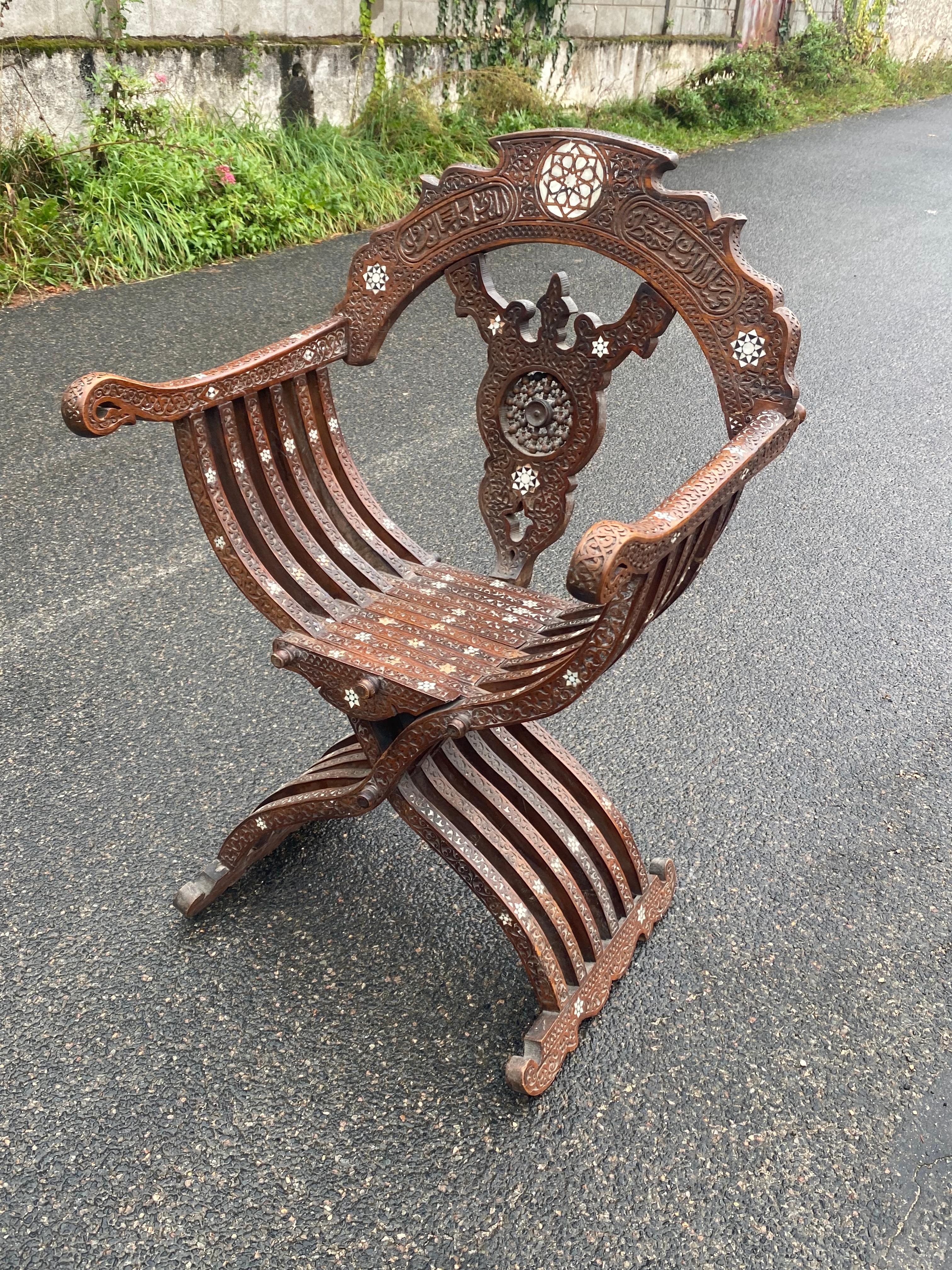 Maurische Sessel des 19. Jahrhunderts, geschnitztes Holz, Knocheneinlage