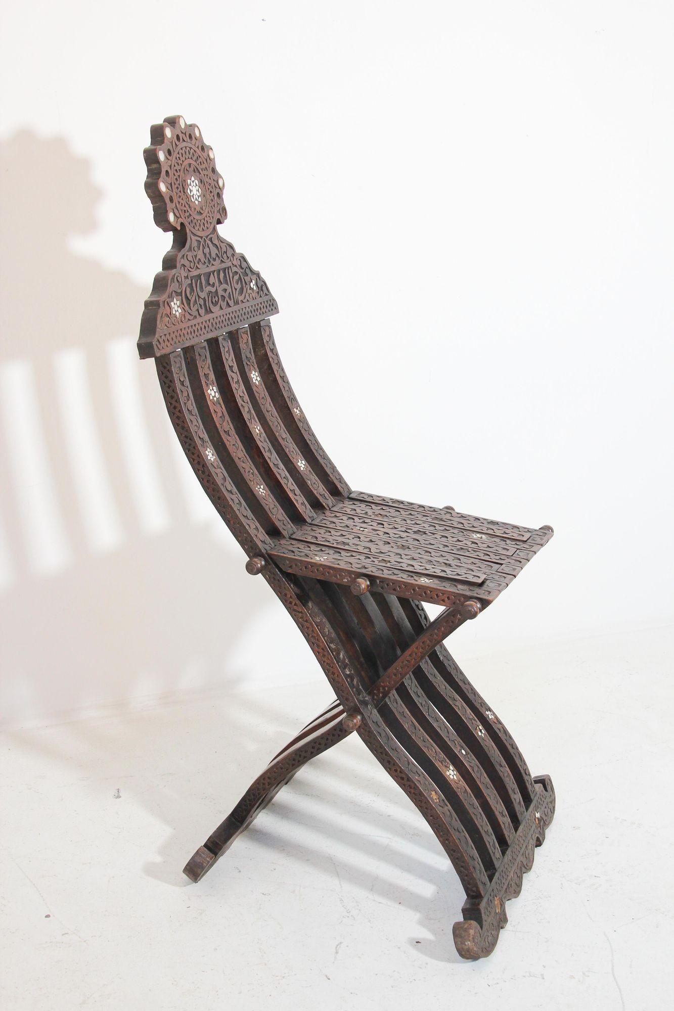 Marocain Chaise pliante mauresque égyptienne du 19ème siècle incrustée de perles en vente
