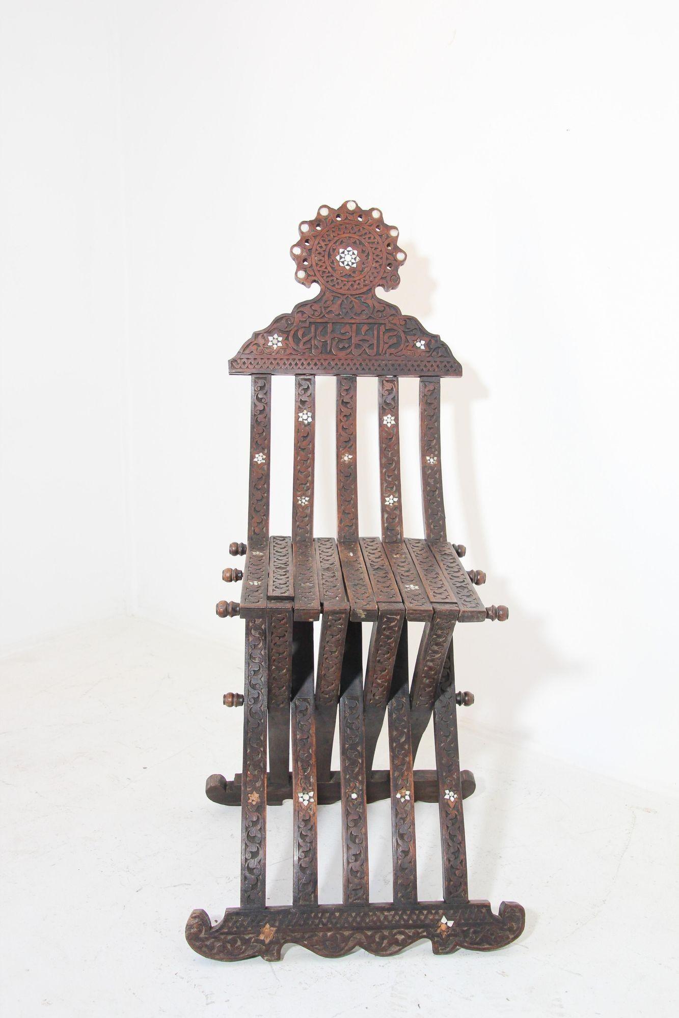 Sculpté à la main Chaise pliante mauresque égyptienne du 19ème siècle incrustée de perles en vente