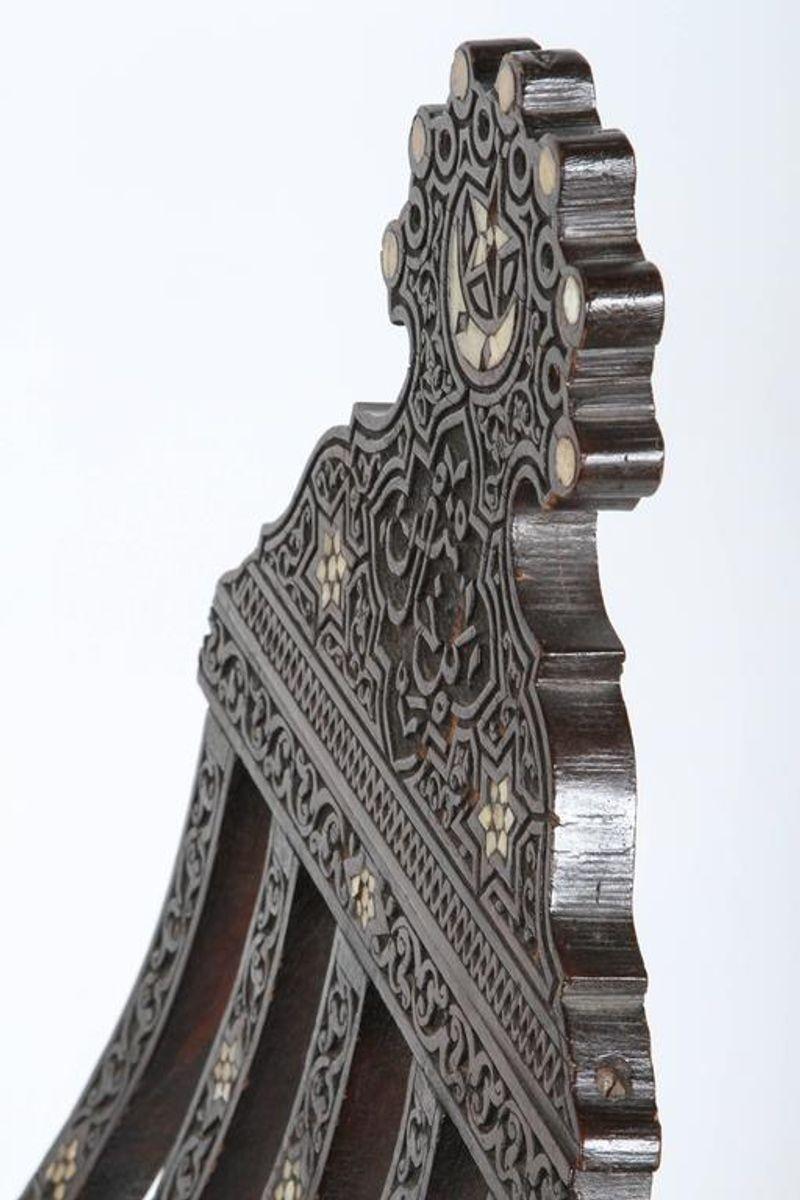 Marocain Chaise pliante en bois mauresque incrusté du 19e siècle en vente