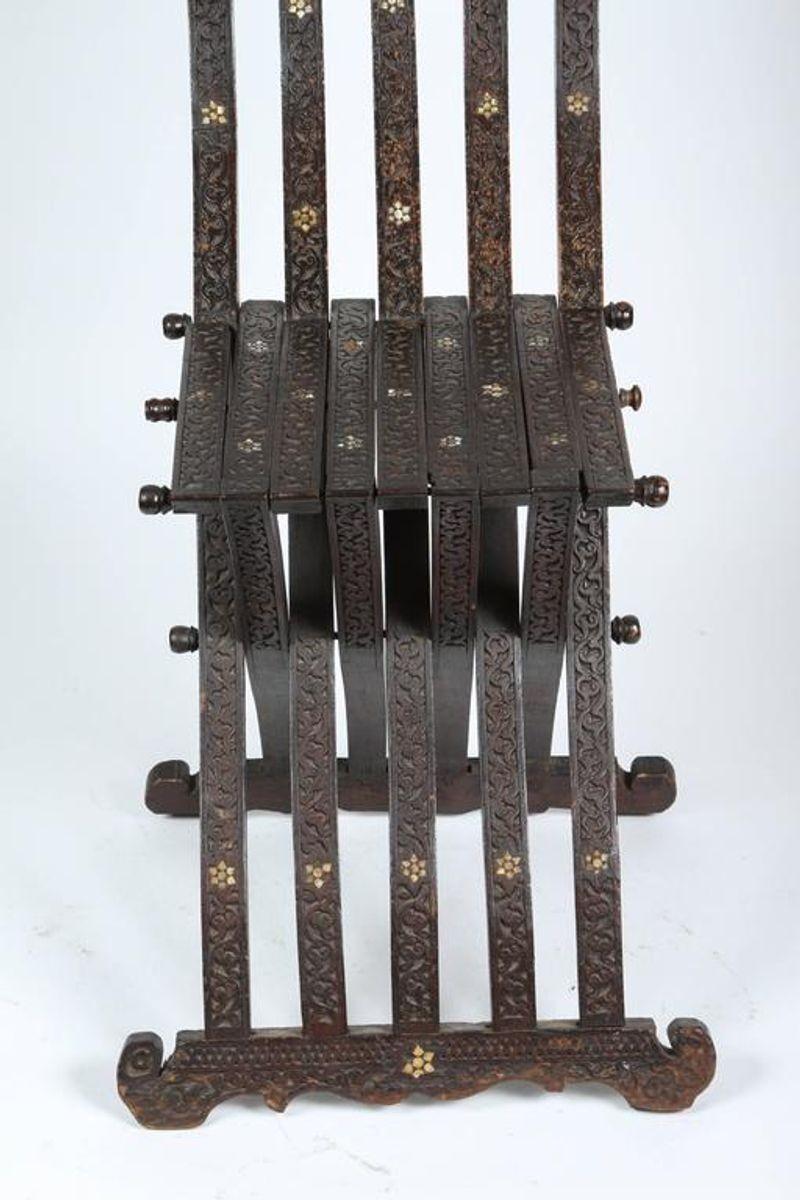 Os Chaise pliante en bois mauresque incrusté du 19e siècle en vente