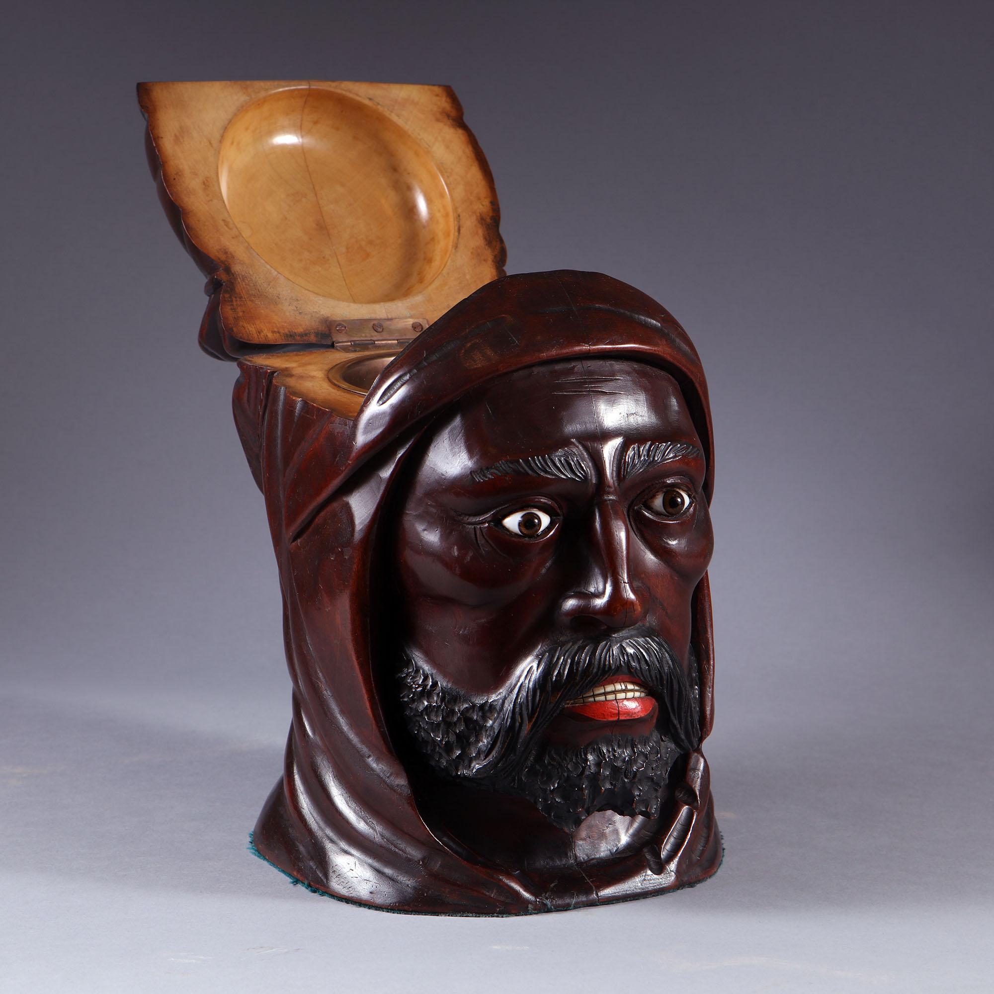 Sculpté à la main Pot à tabac en buis à tête de maure du 19e siècle en vente