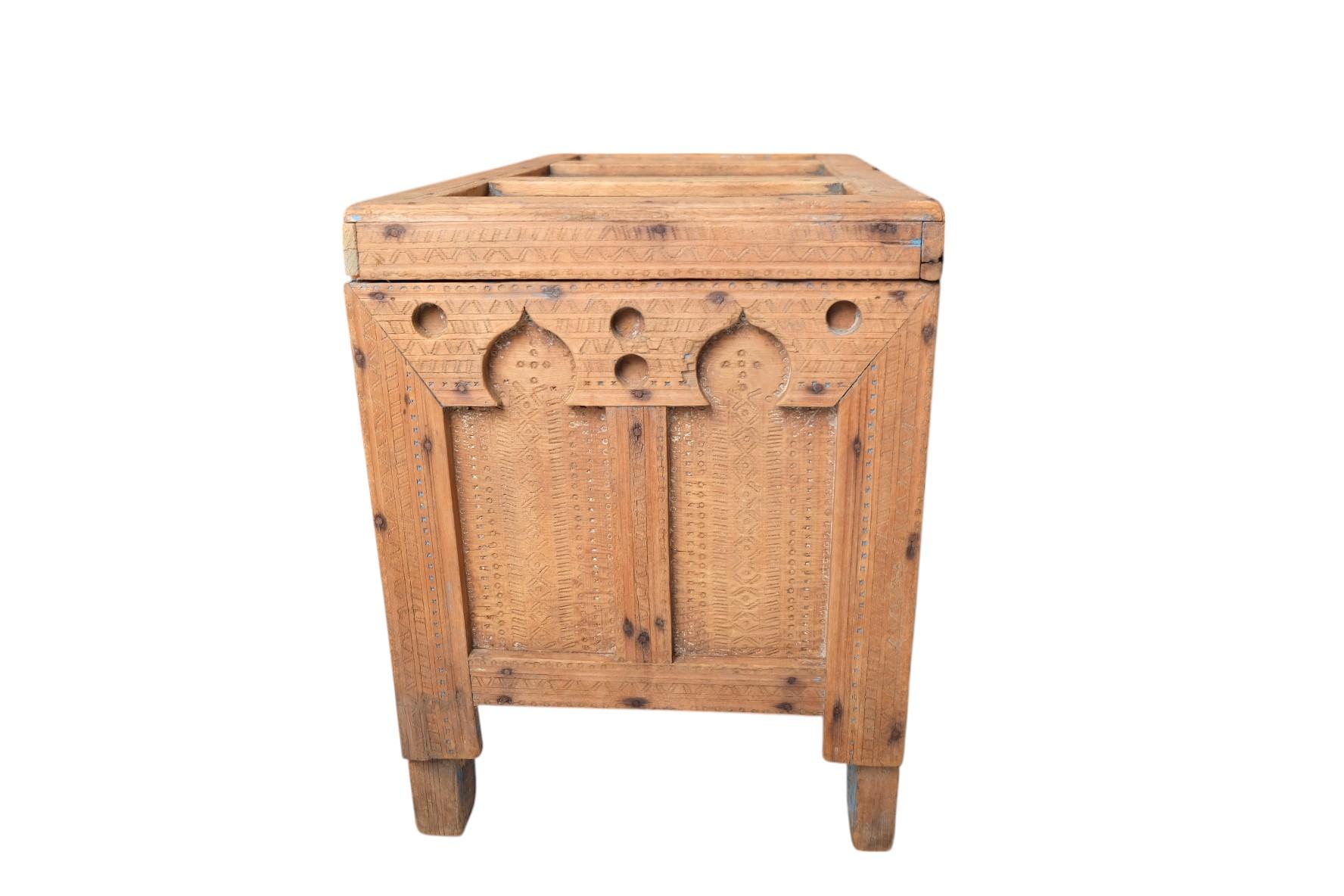 19th Century Moroccan Cedarwood Dowry Chest with Moorish Arches and Hand-Carved For Sale 7