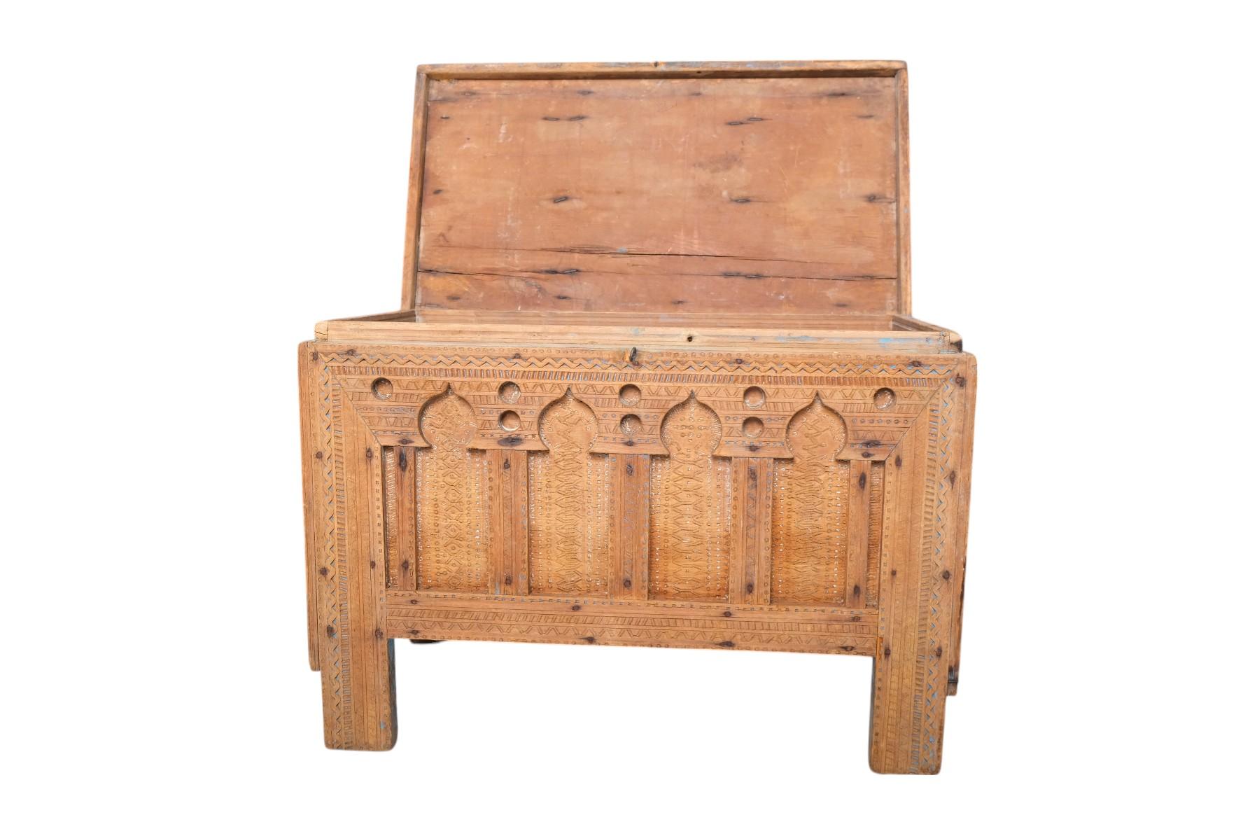 19th Century Moroccan Cedarwood Dowry Chest with Moorish Arches and Hand-Carved For Sale 8
