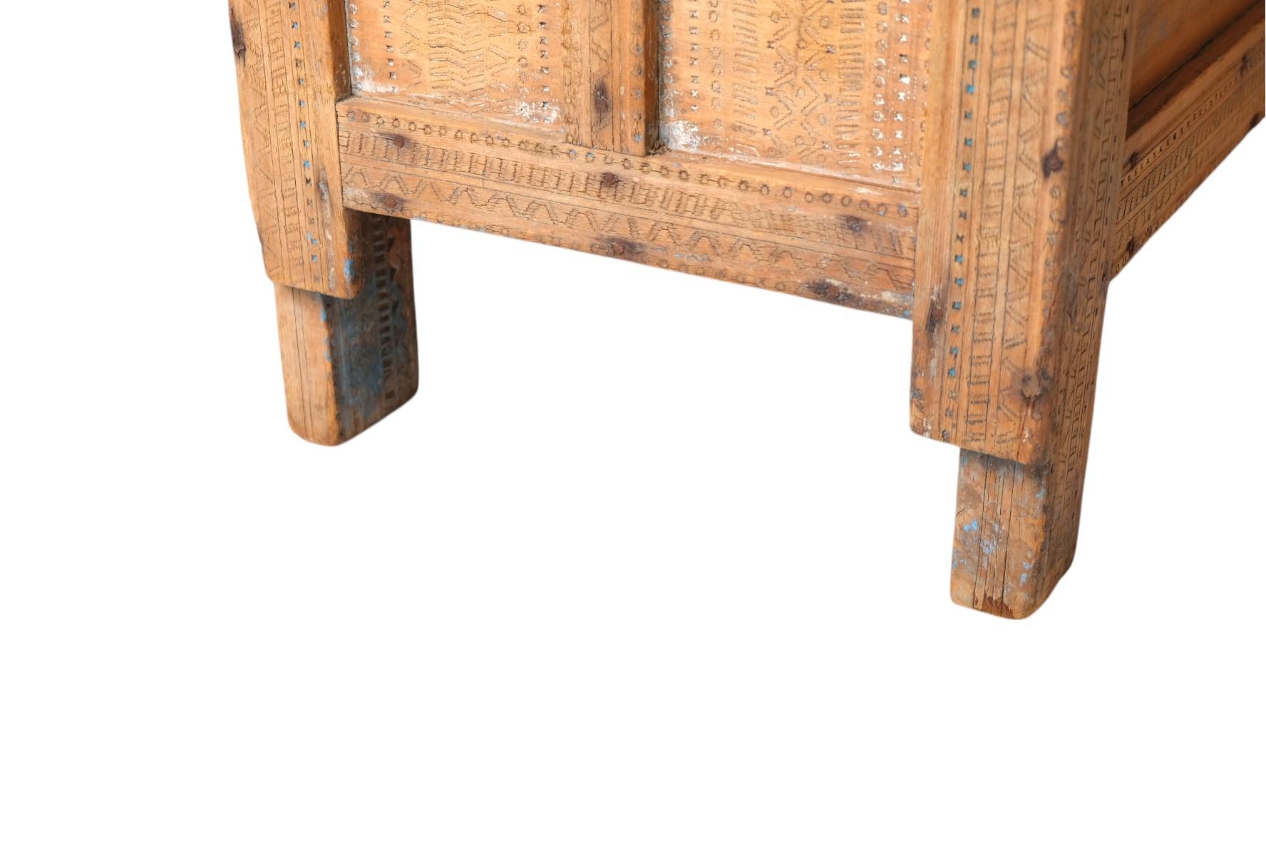 19th Century Moroccan Cedarwood Dowry Chest with Moorish Arches and Hand-Carved For Sale 9
