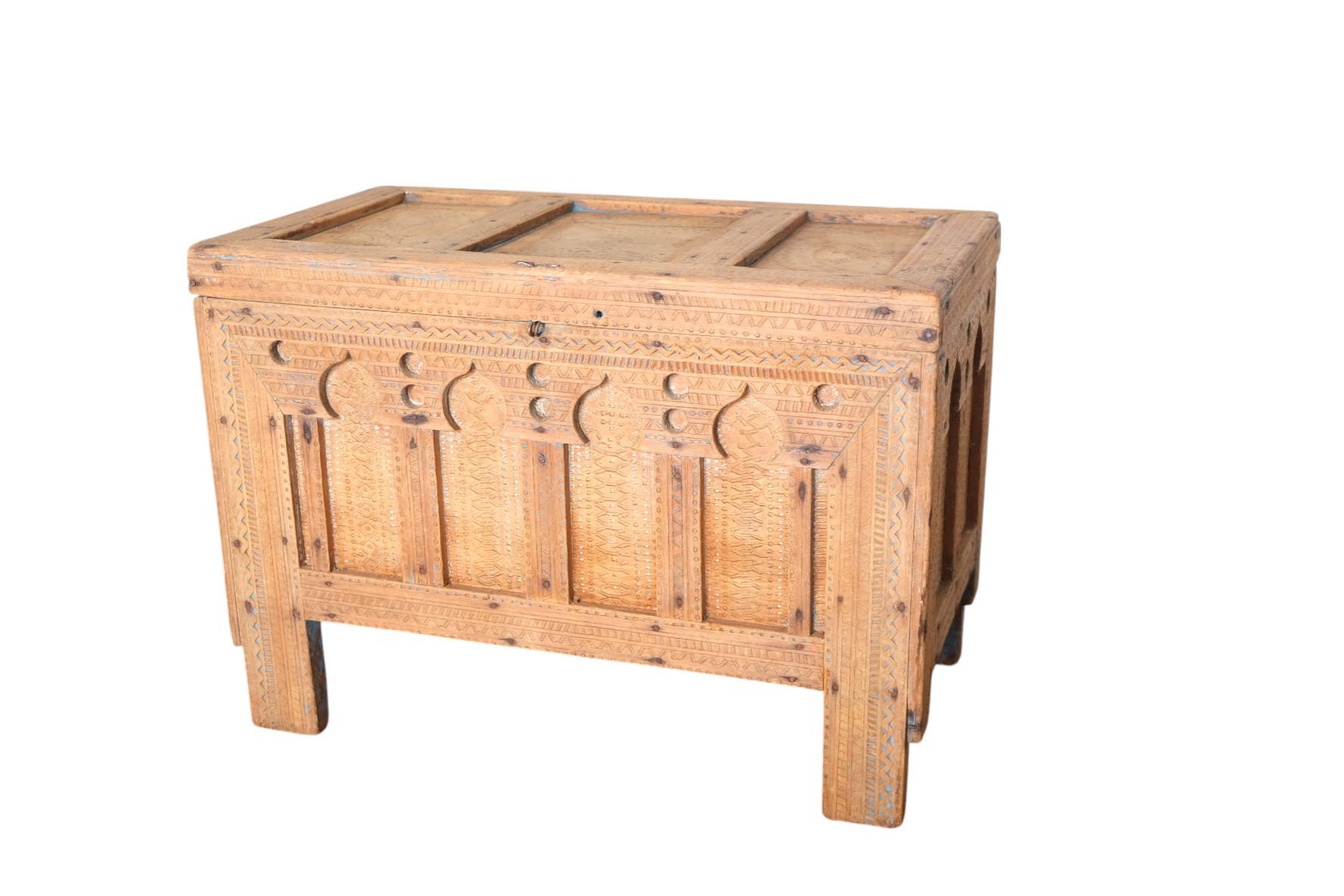 19th Century Moroccan Cedarwood Dowry Chest with Moorish Arches and Hand-Carved For Sale 10