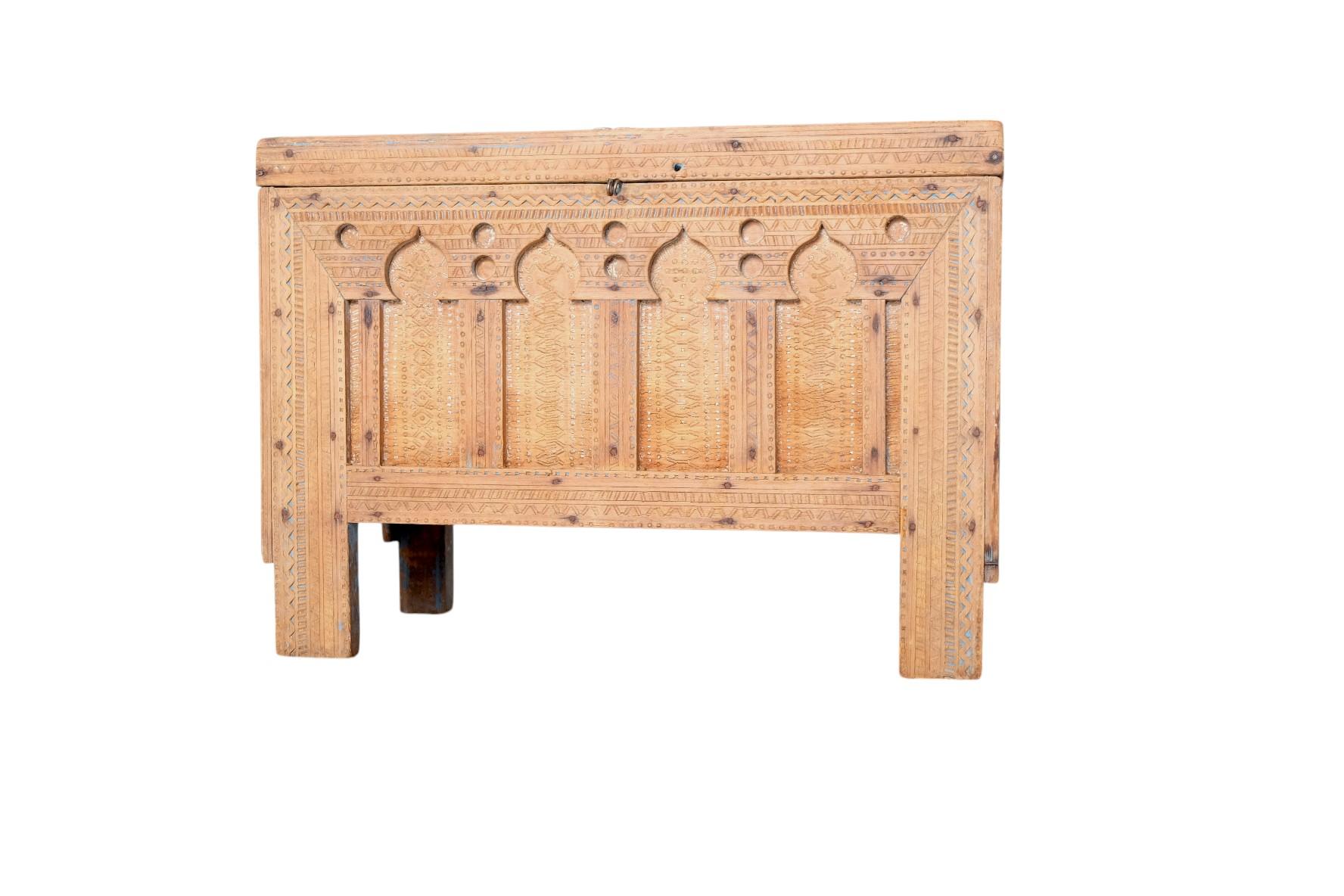 19th Century Moroccan Cedarwood Dowry Chest with Moorish Arches and Hand-Carved For Sale 11