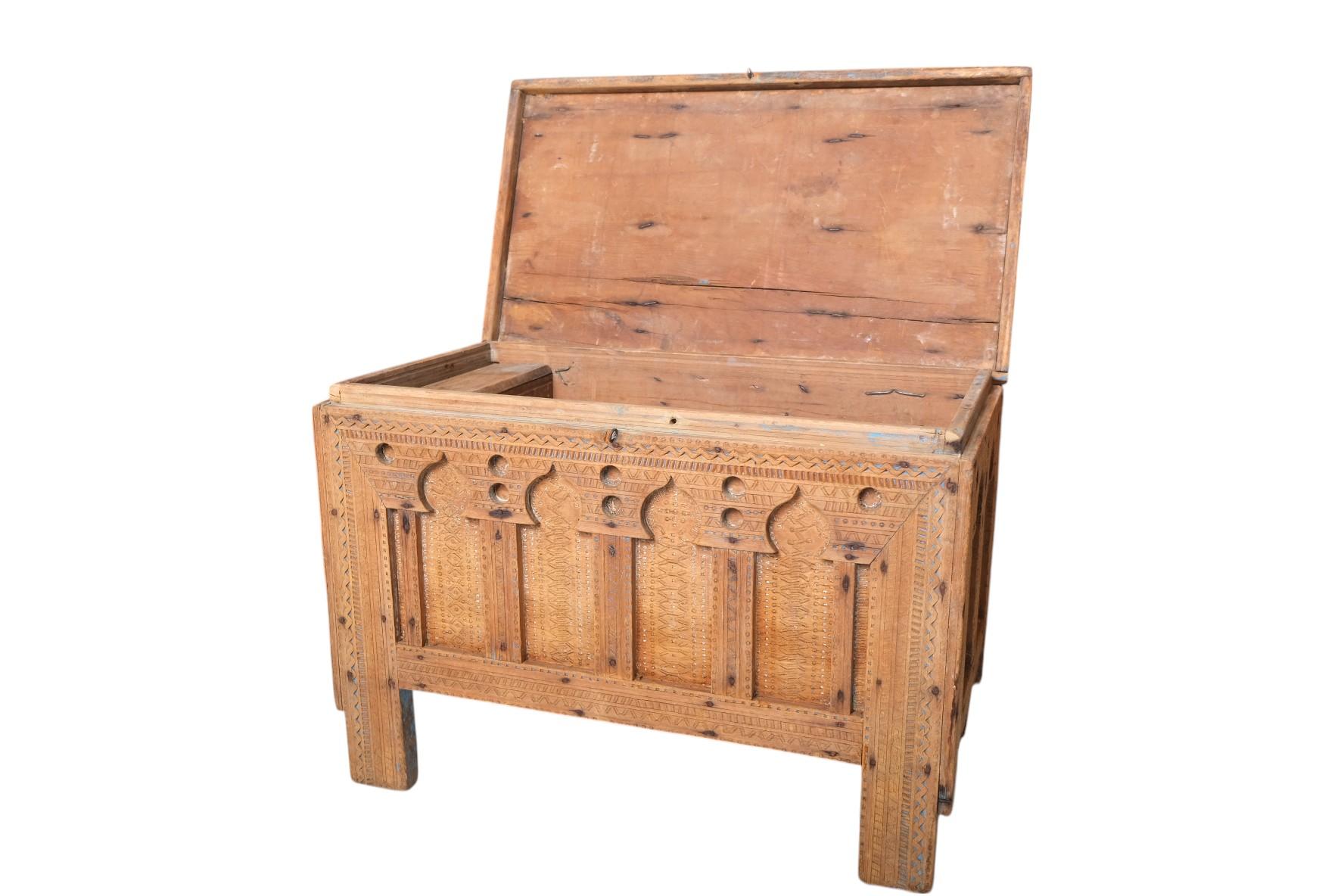 19th Century Moroccan Cedarwood Dowry Chest with Moorish Arches and Hand-Carved For Sale 12