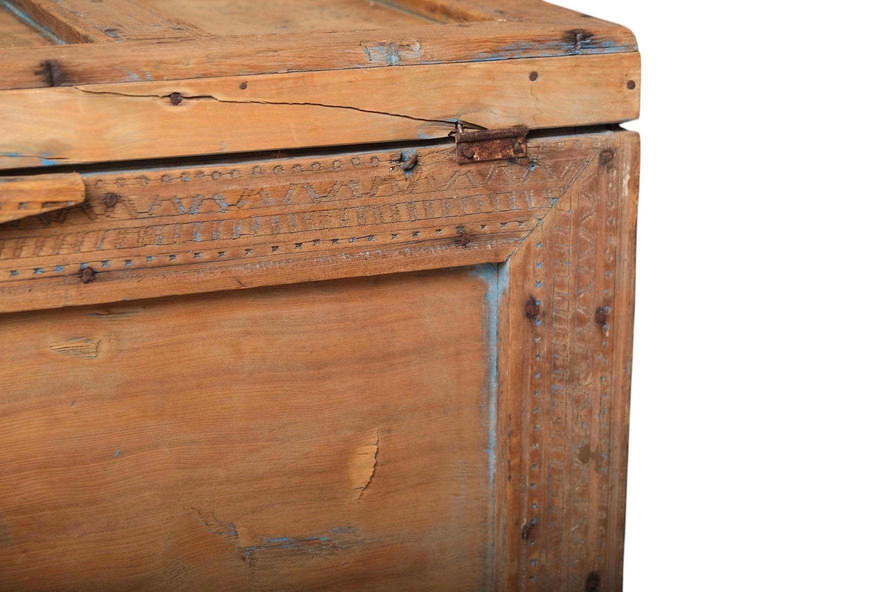 19th Century Moroccan Cedarwood Dowry Chest with Moorish Arches and Hand-Carved For Sale 13
