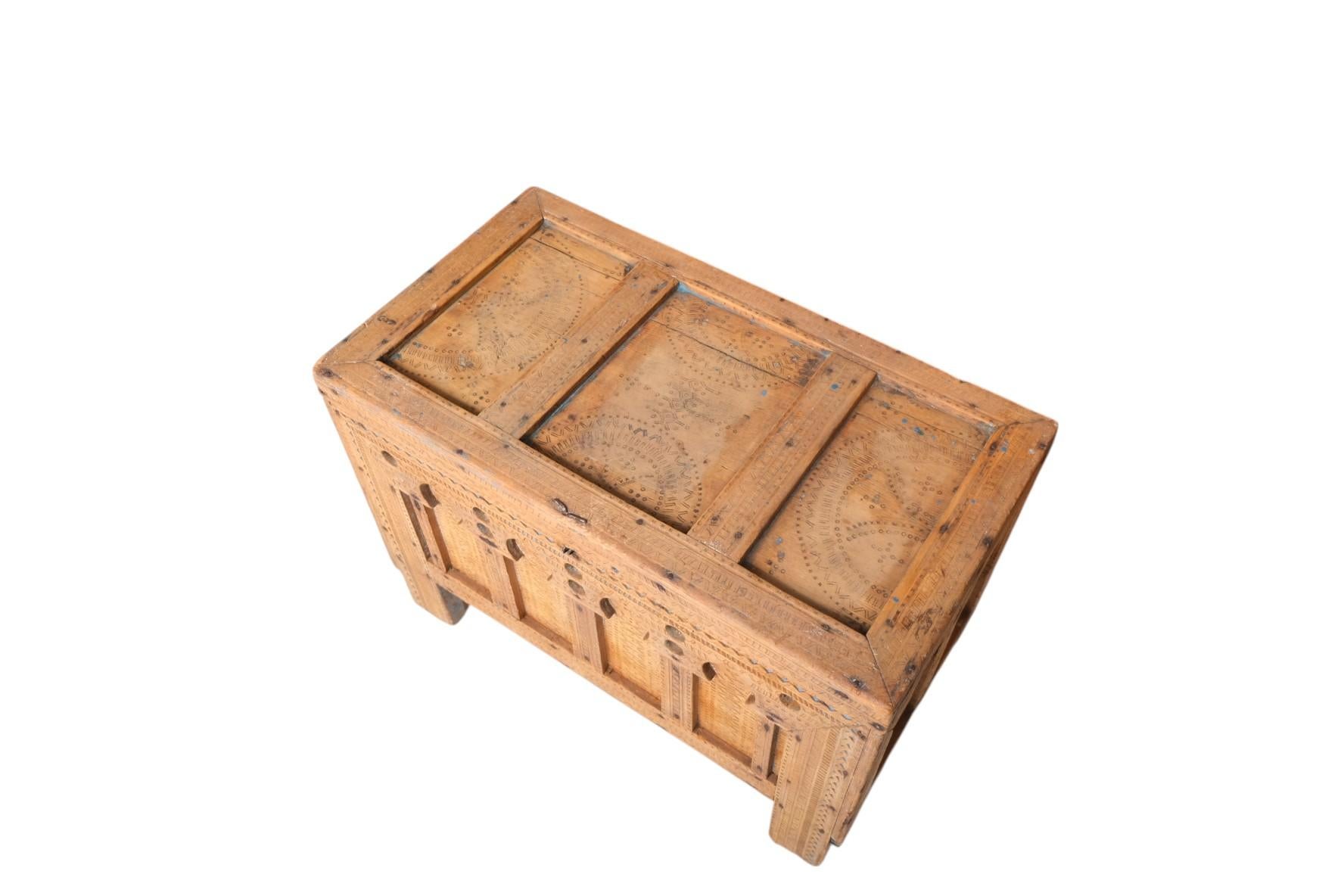 19th Century Moroccan Cedarwood Dowry Chest with Moorish Arches and Hand-Carved For Sale 14