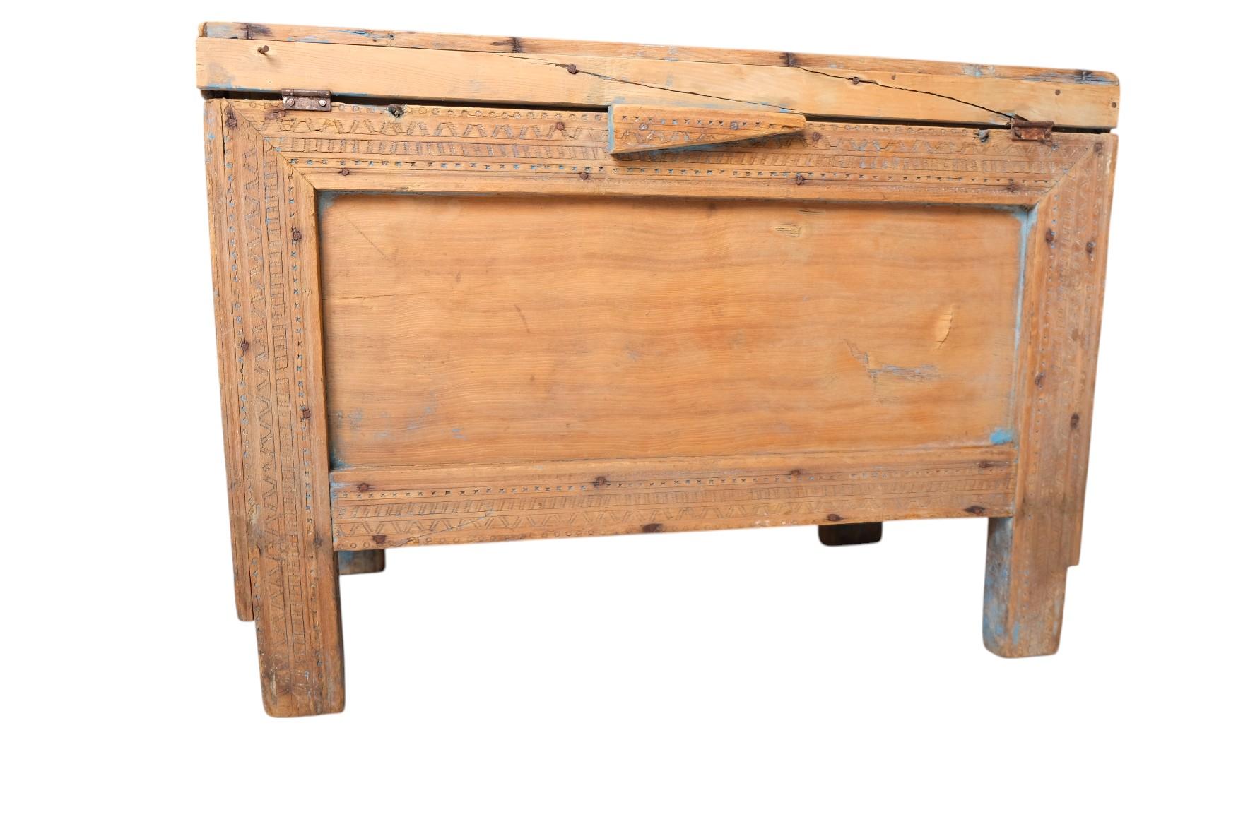 19th Century Moroccan Cedarwood Dowry Chest with Moorish Arches and Hand-Carved For Sale 15