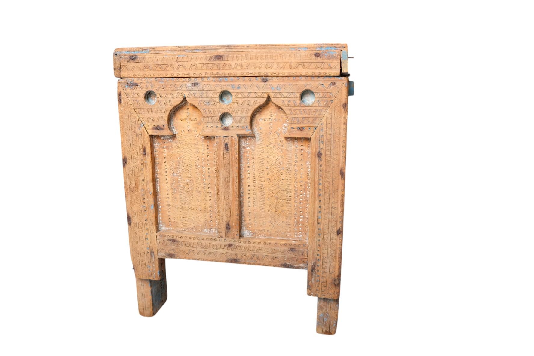 19th Century Moroccan Cedarwood Dowry Chest with Moorish Arches and Hand-Carved For Sale 16