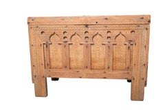 Marokkanische Mitgifttruhe aus Zedernholz des 19. Jahrhunderts mit maurischen Bögen und handgeschnitzten