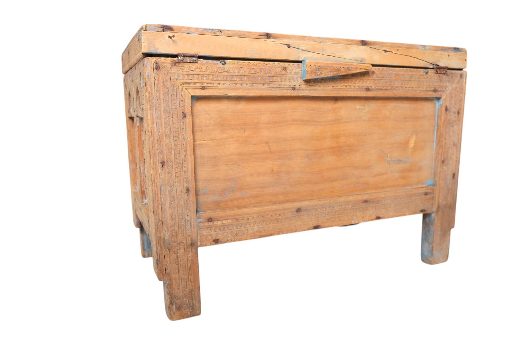 19th Century Moroccan Cedarwood Dowry Chest with Moorish Arches and Hand-Carved For Sale 17