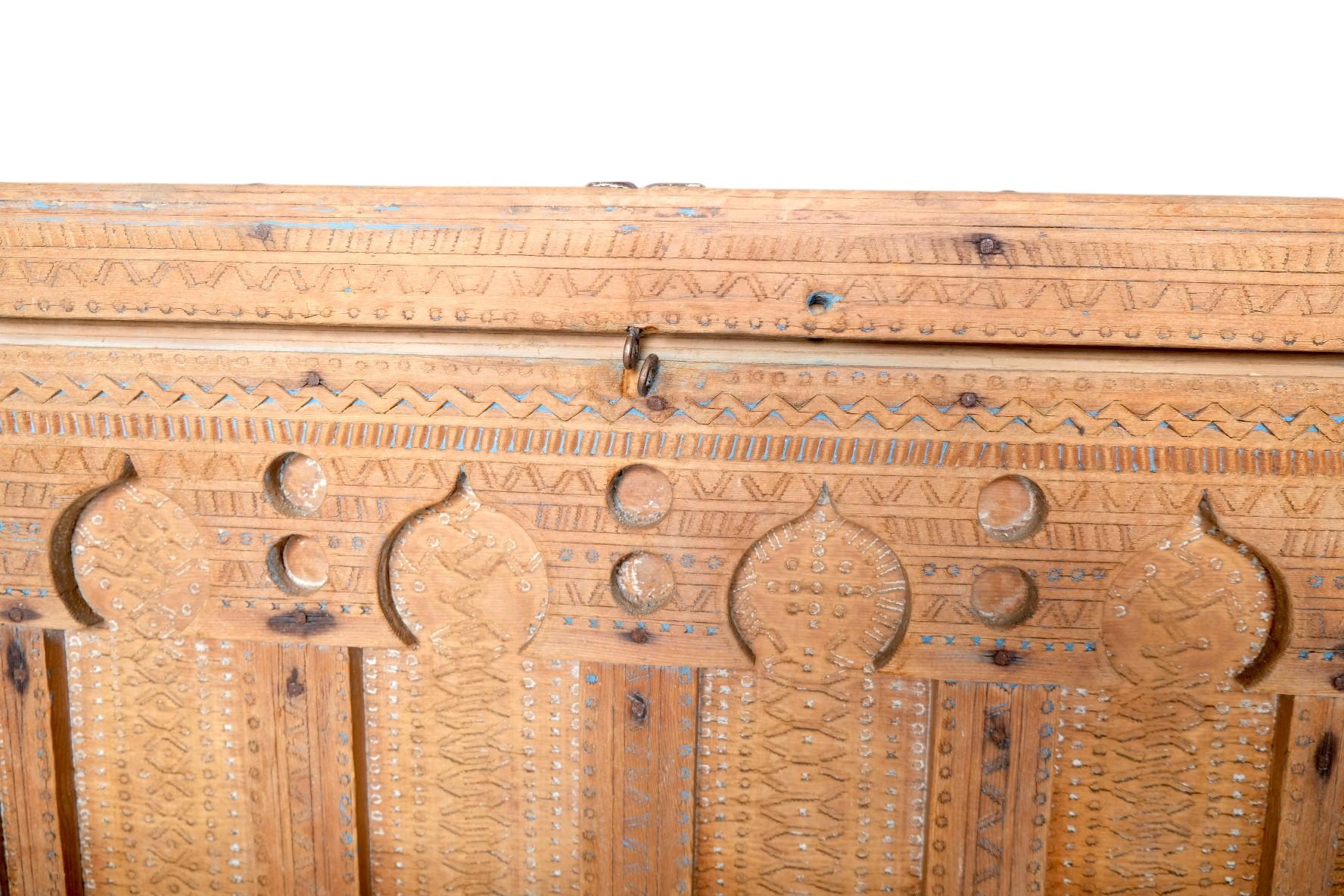 19th Century Moroccan Cedarwood Dowry Chest with Moorish Arches and Hand-Carved In Good Condition For Sale In Los Angeles, CA