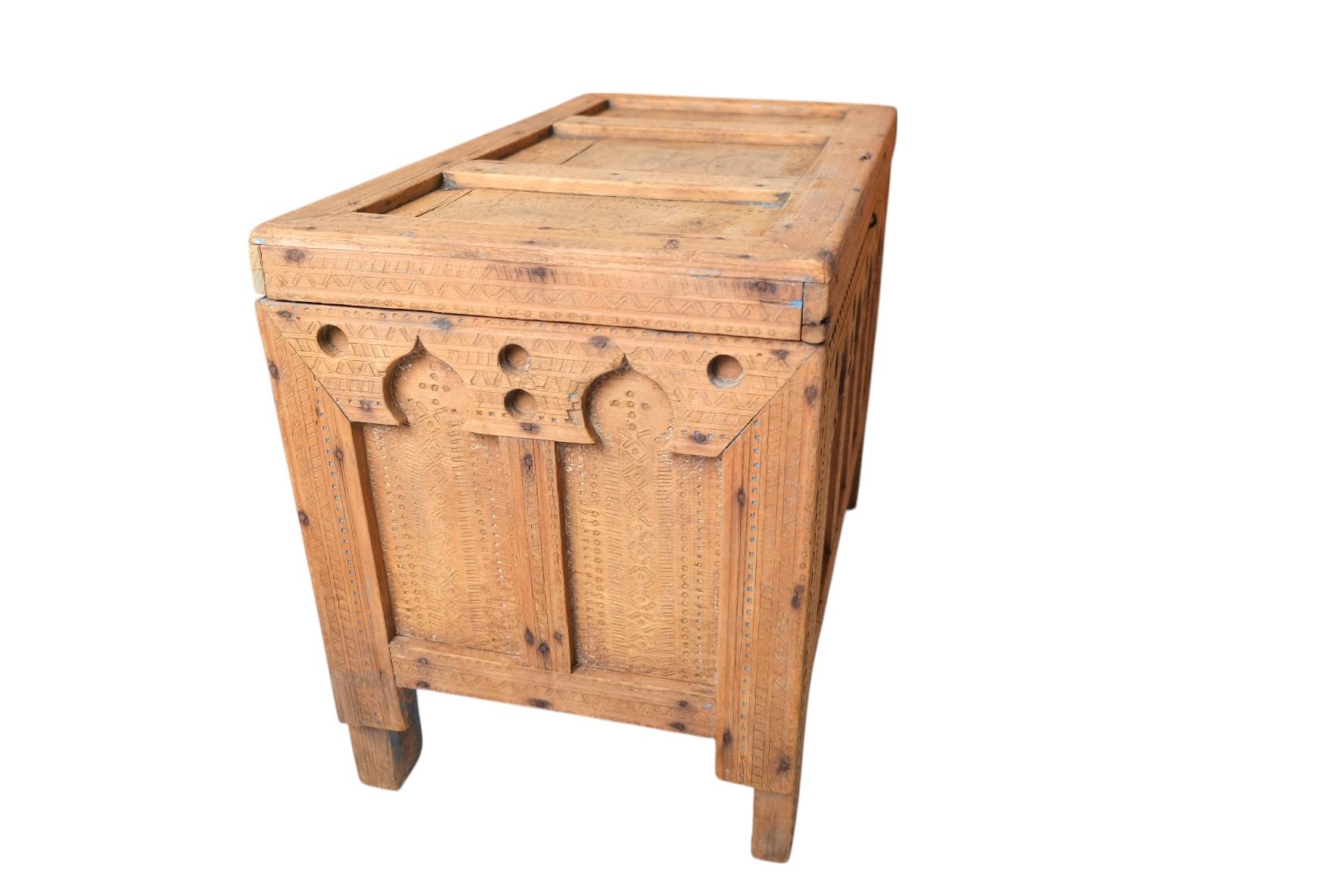 19th Century Moroccan Cedarwood Dowry Chest with Moorish Arches and Hand-Carved For Sale 3