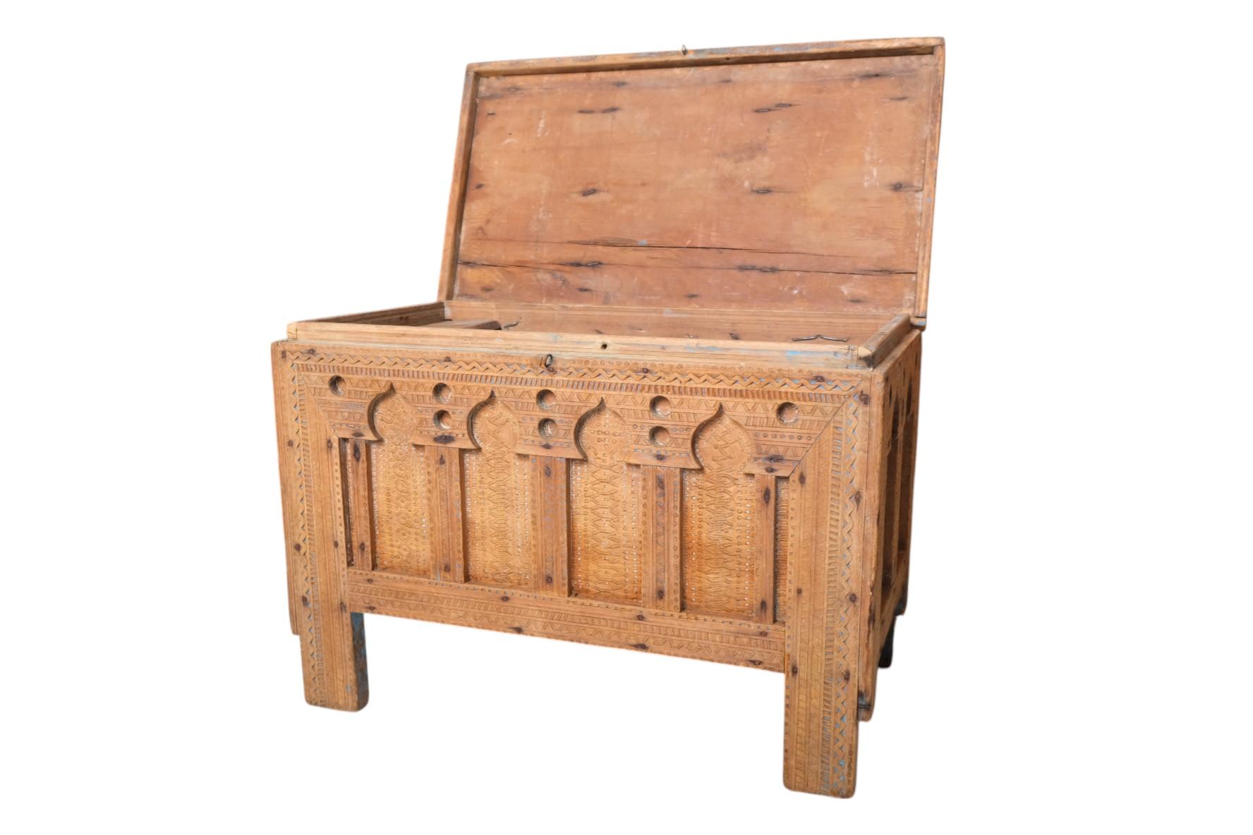 19th Century Moroccan Cedarwood Dowry Chest with Moorish Arches and Hand-Carved For Sale 4