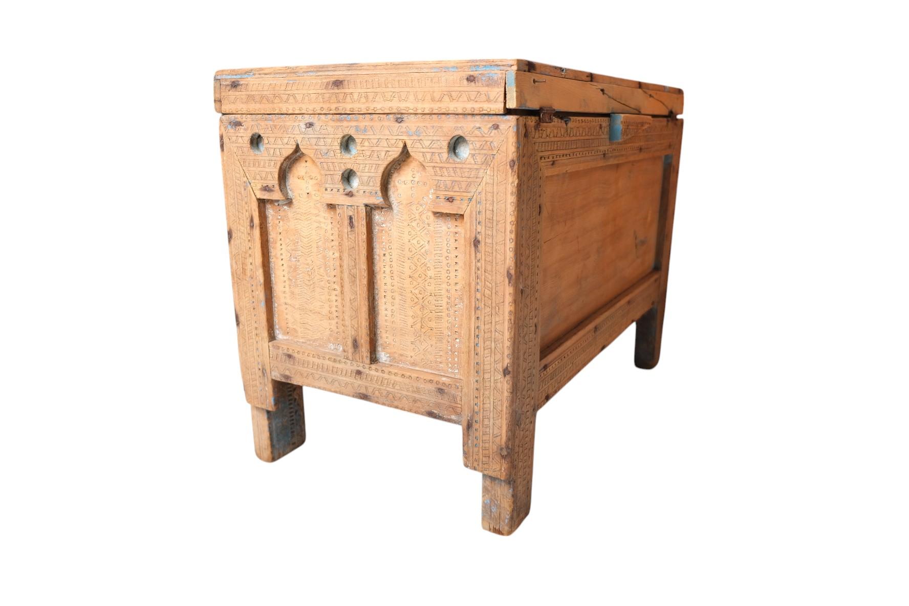 19th Century Moroccan Cedarwood Dowry Chest with Moorish Arches and Hand-Carved For Sale 5