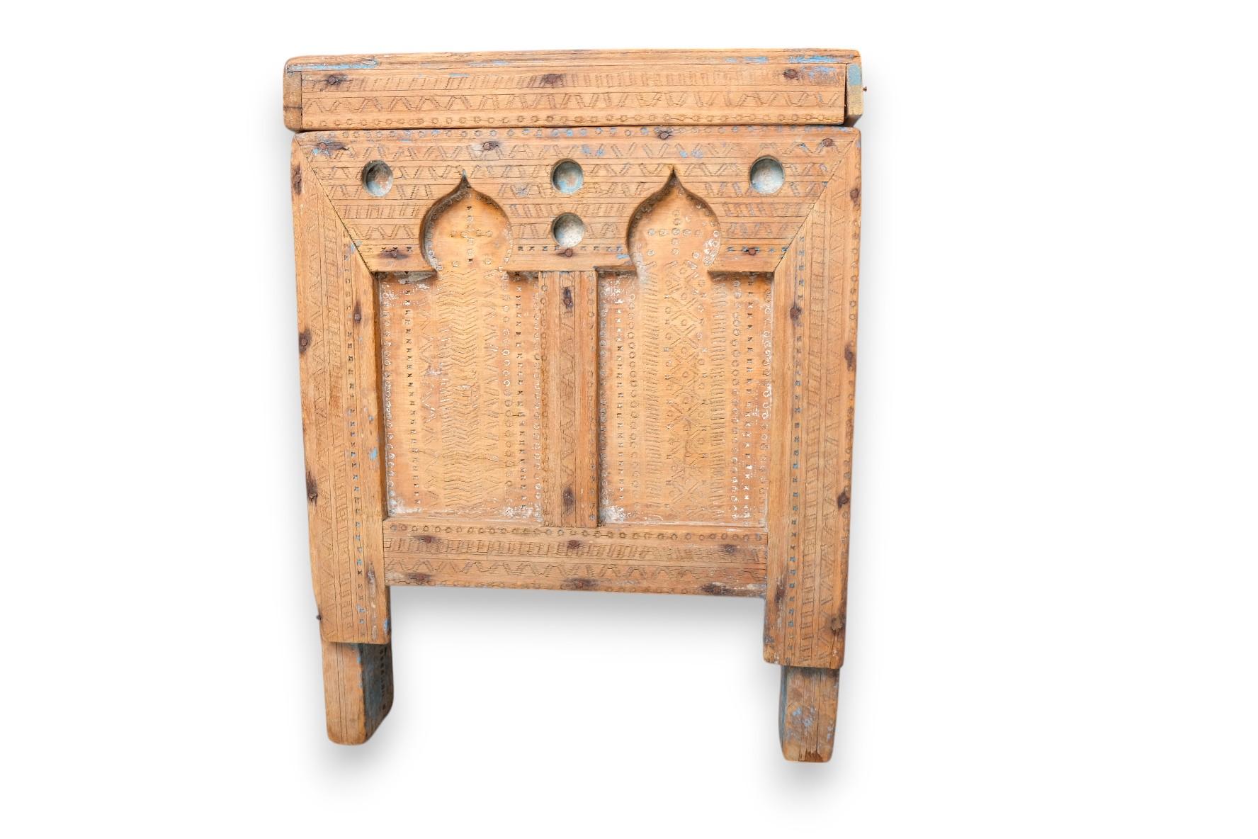 19th Century Moroccan Cedarwood Dowry Chest with Moorish Arches and Hand-Carved For Sale 6