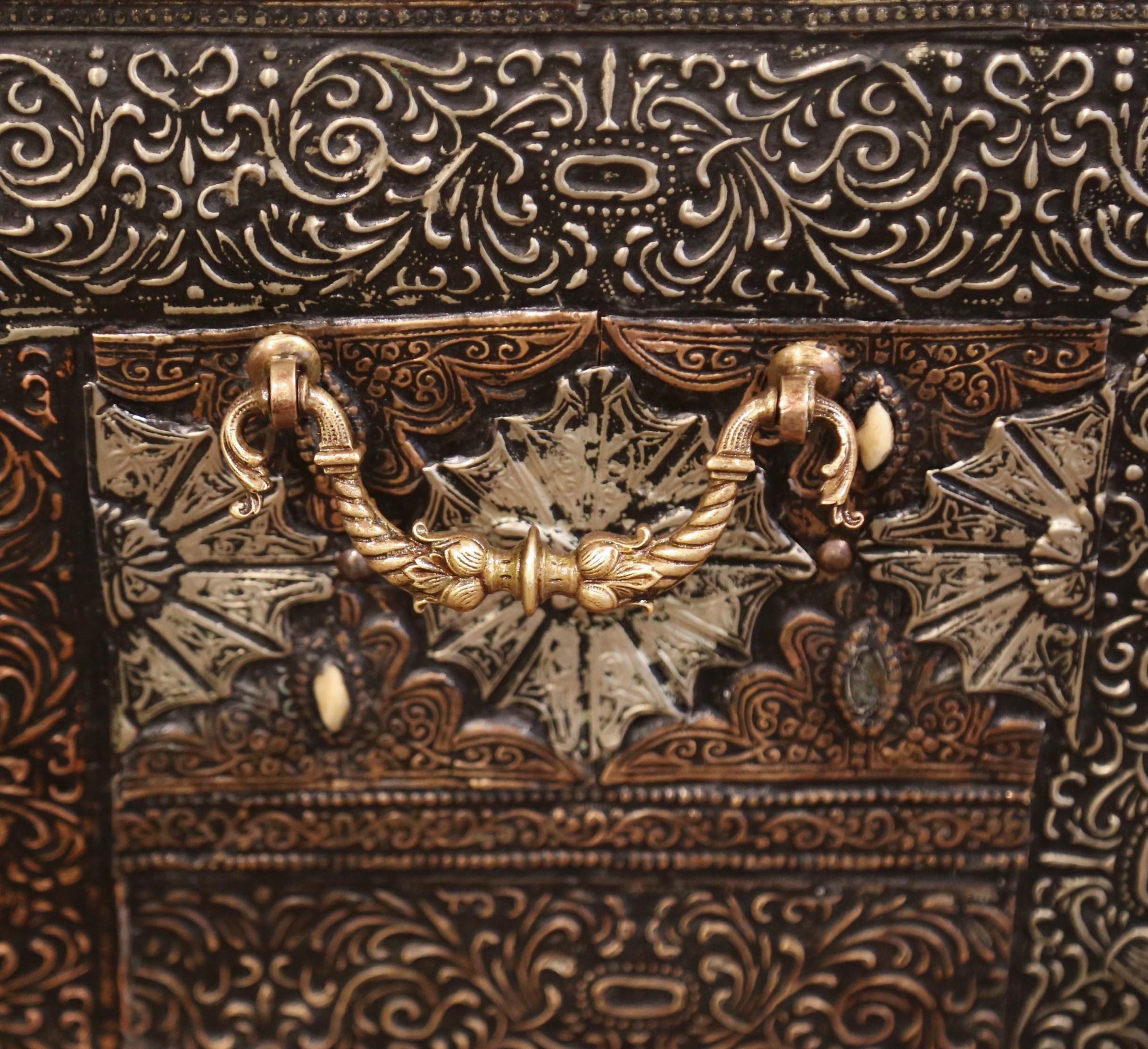 Coffre à trésors gothique marocain du 19ème siècle en argent repoussé et cuivre doré 3