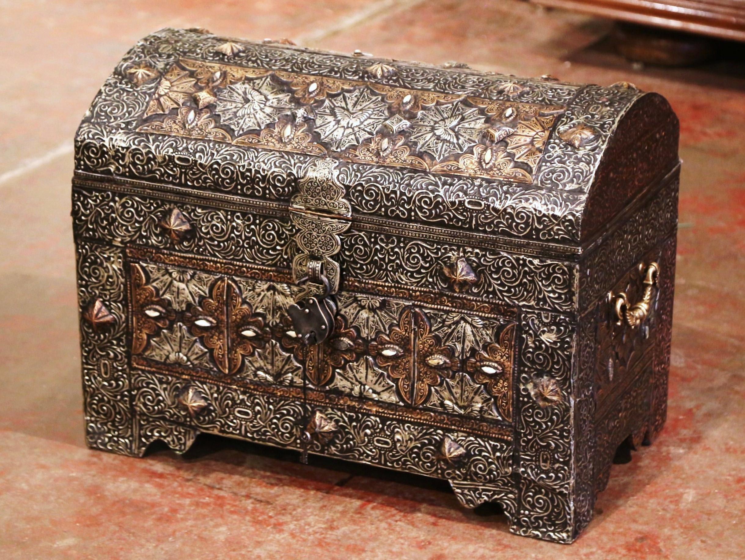 Gothique Coffre à trésors gothique marocain du 19ème siècle en argent repoussé et cuivre doré