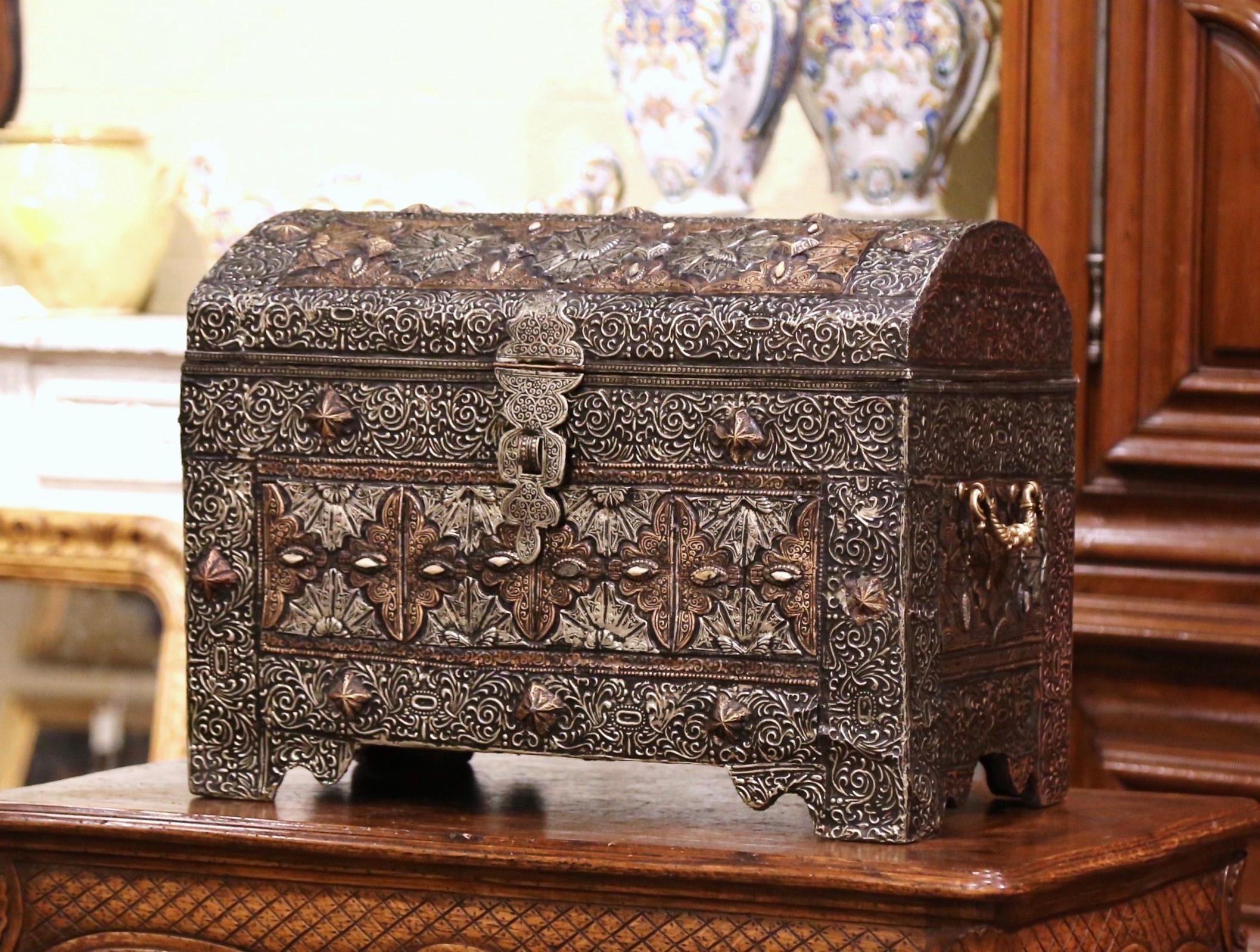 Coffre à trésors gothique marocain du 19ème siècle en argent repoussé et cuivre doré Excellent état à Dallas, TX