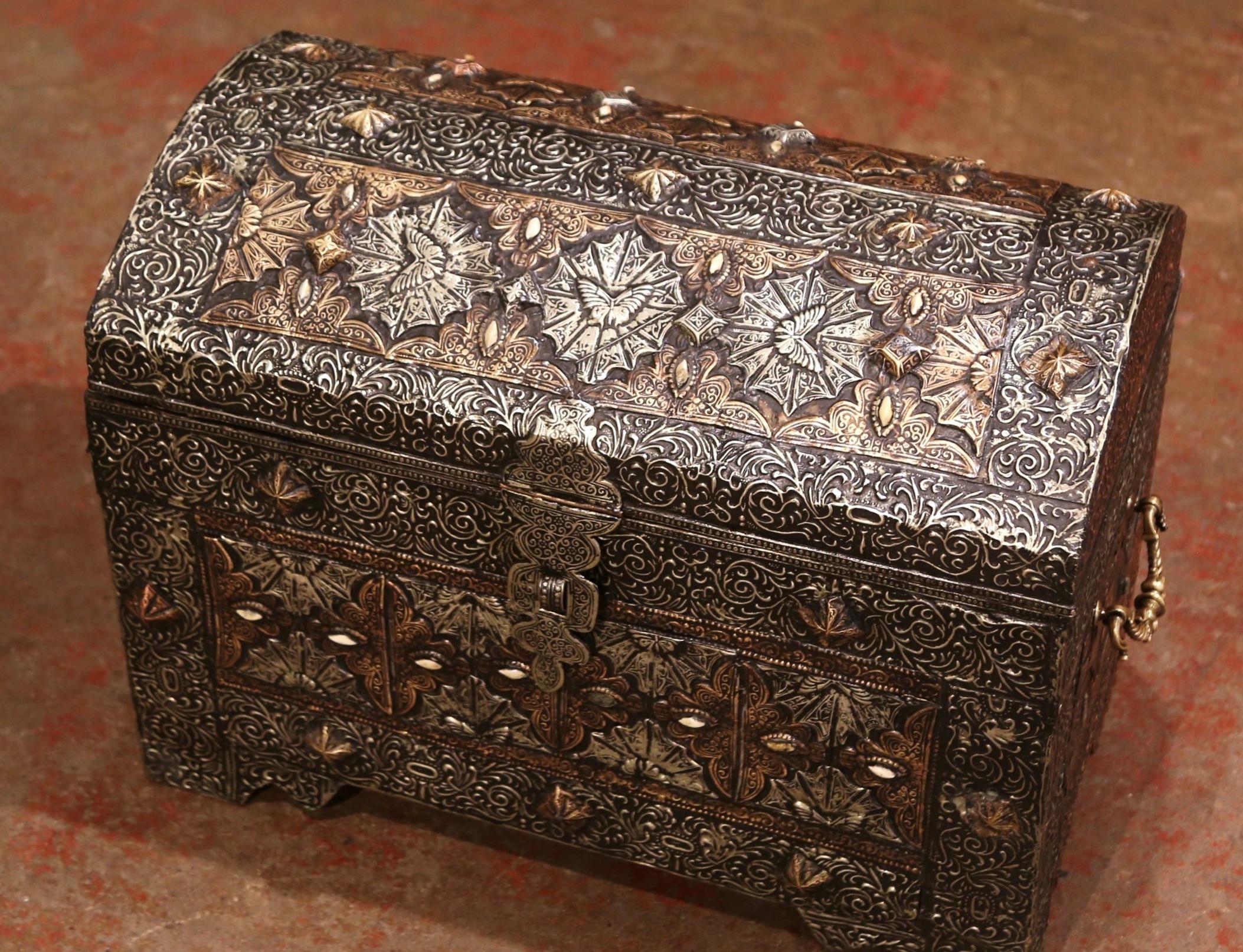 XIXe siècle Coffre à trésors gothique marocain du 19ème siècle en argent repoussé et cuivre doré