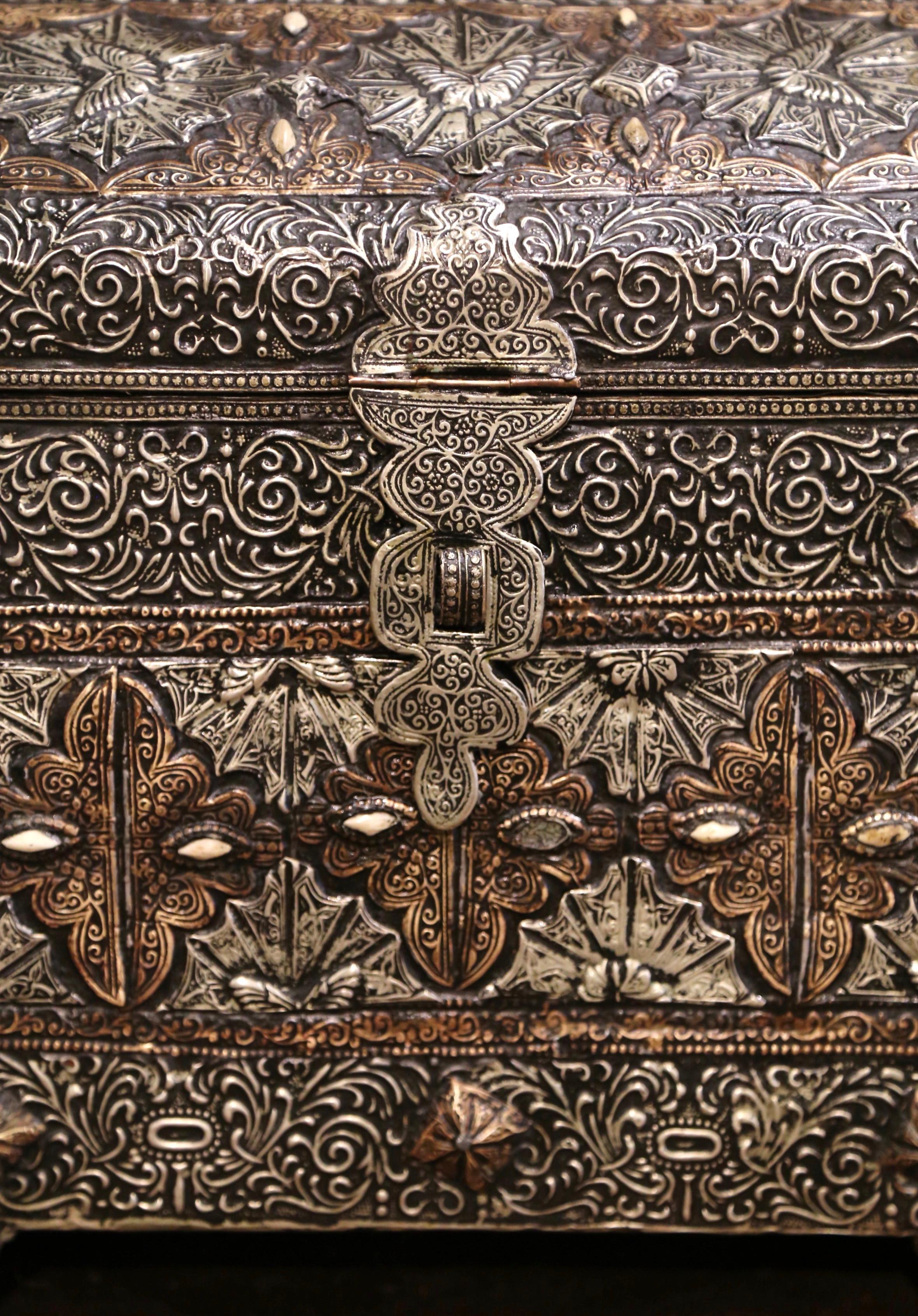 Coffre à trésors gothique marocain du 19ème siècle en argent repoussé et cuivre doré 1