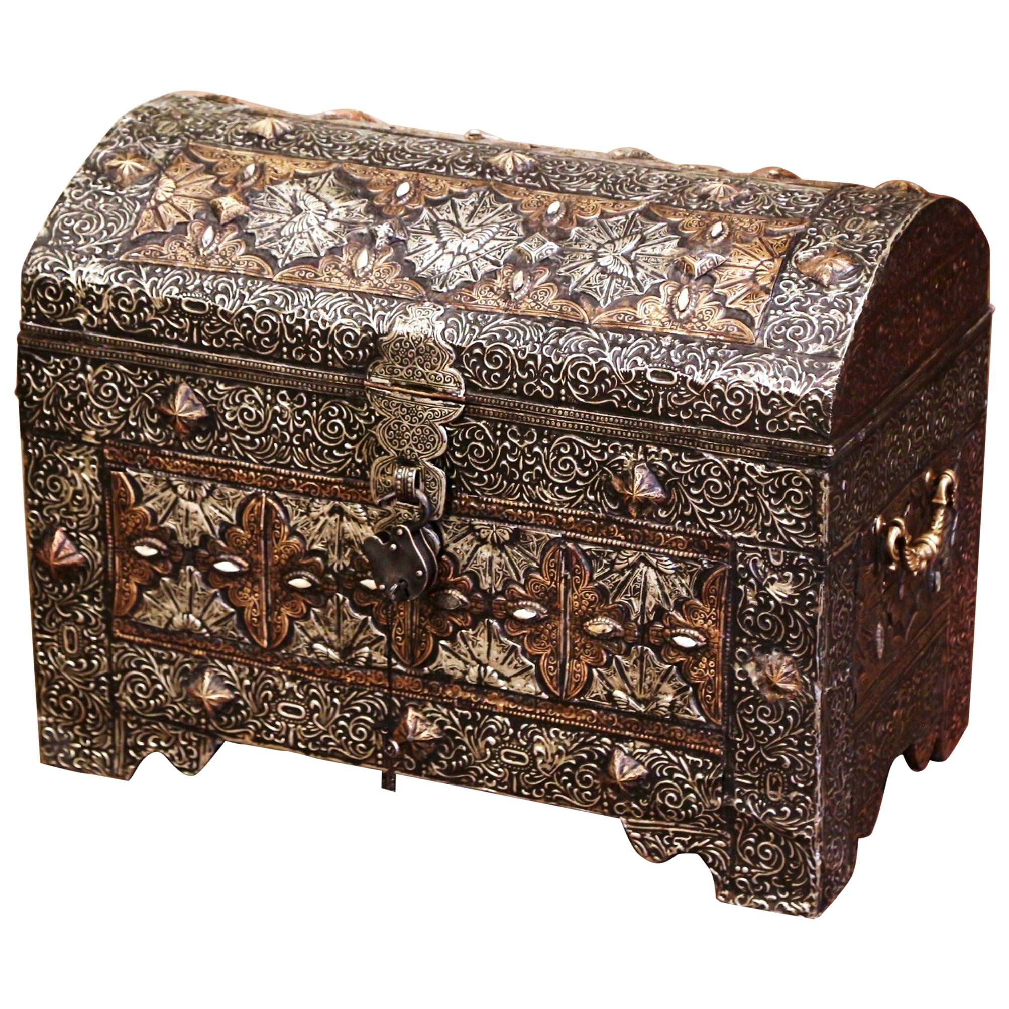 Coffre à trésors gothique marocain du 19ème siècle en argent repoussé et cuivre doré