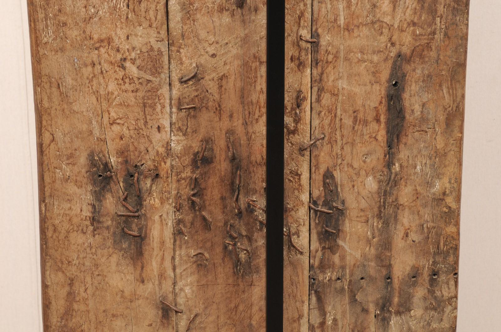 Puerta rústica marroquí del siglo XIX sobre soporte en venta 4