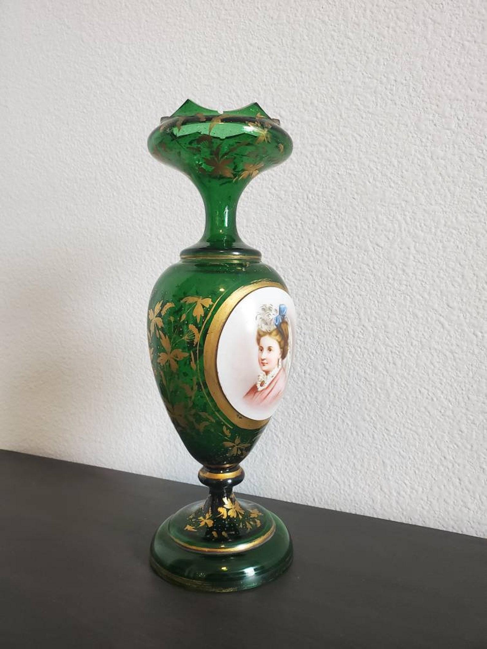A very fine quality antique Bohemian glass parcel-gilt emerald green art glass portrait vase, handmade by world renowned luxury glassware manufacturer, Moser Glassworks (1857-present)

Hand blown and painted in Bohemia (present day Czech Republic)