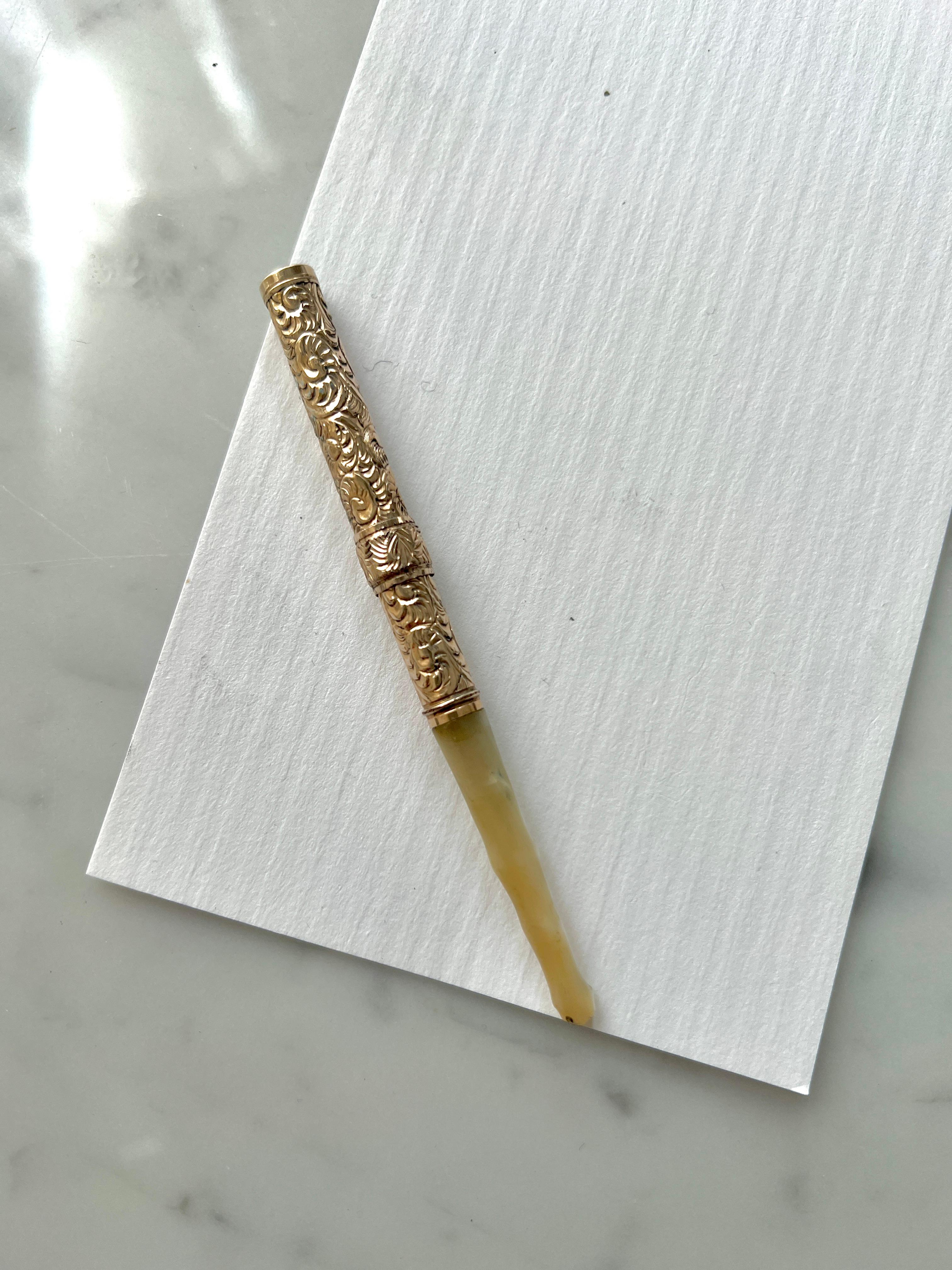 Un magnifique stylo plume vintage - une belle pièce décorative pour le bureau, mais aussi entièrement fonctionnel.  La poignée est en nacre et se termine par un élégant design Eleg et un Waterman 14k.  de l'astuce. 

L'embout est rétractable - il