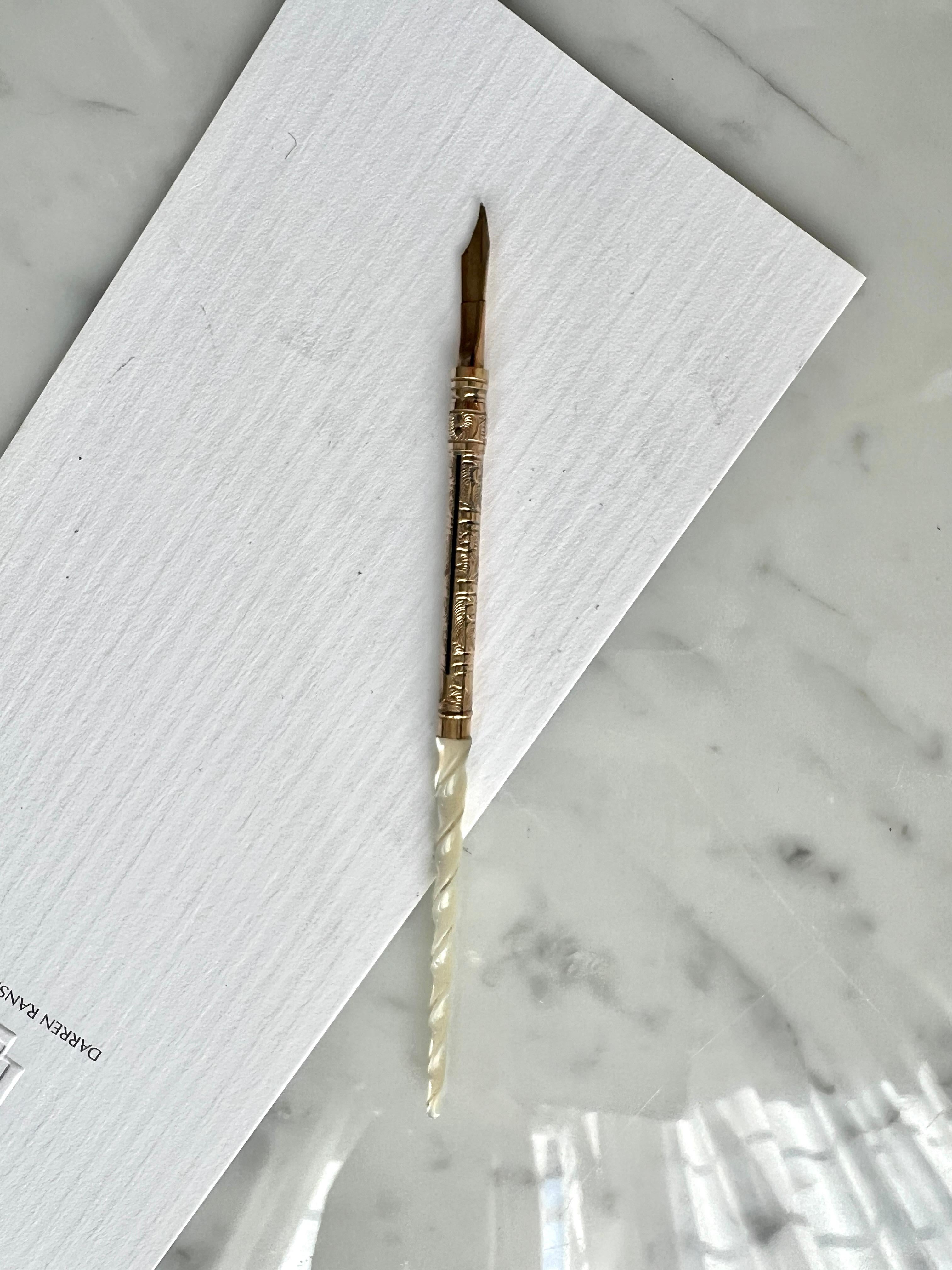 Un magnifique stylo plume vintage - une belle pièce décorative pour le bureau, mais aussi entièrement fonctionnel.  La poignée est en nacre et se termine par un élégant design Eleg et un Waterman 14k.  de l'astuce. 

L'embout est rétractable - il