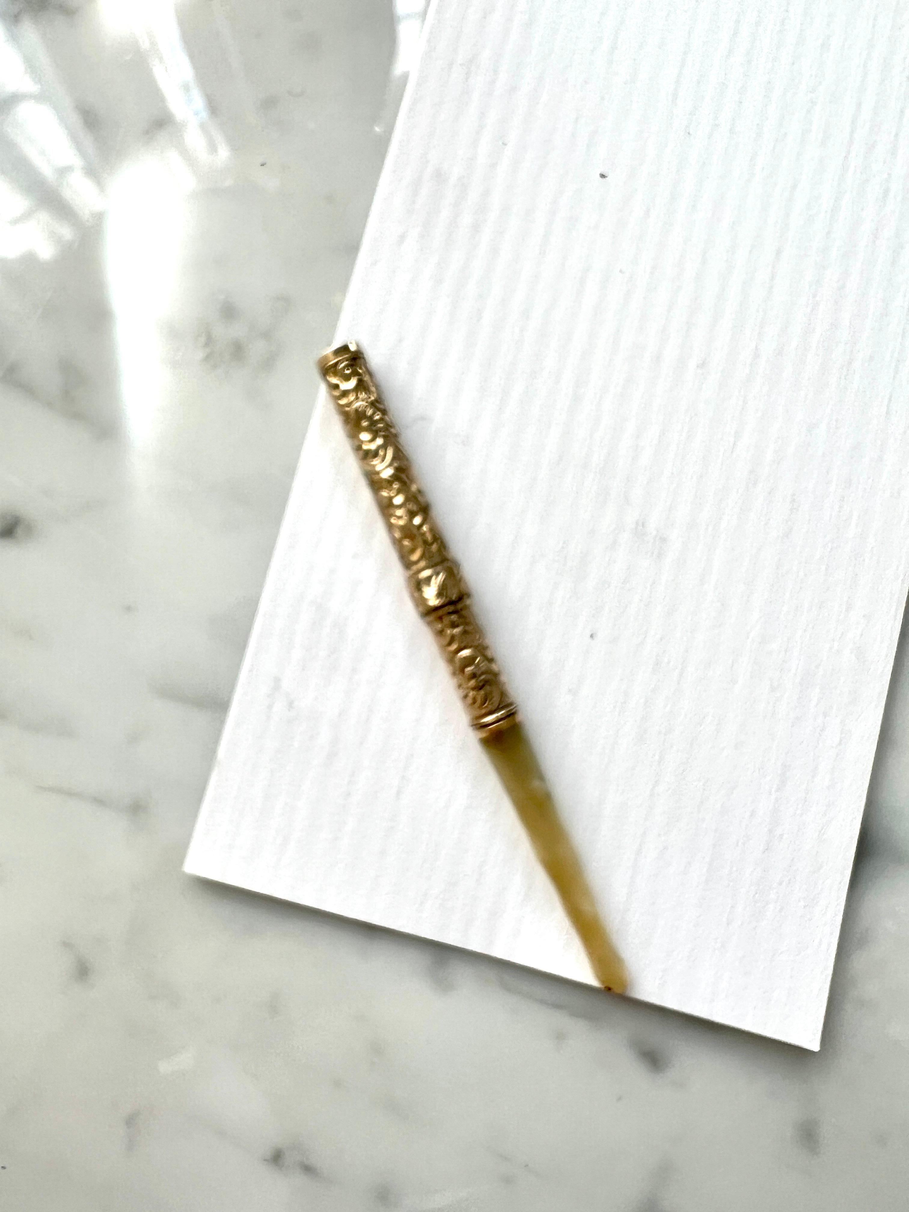 Art nouveau Stylo Plume du 19ème siècle en nacre et or repoussé avec embout 14k en vente