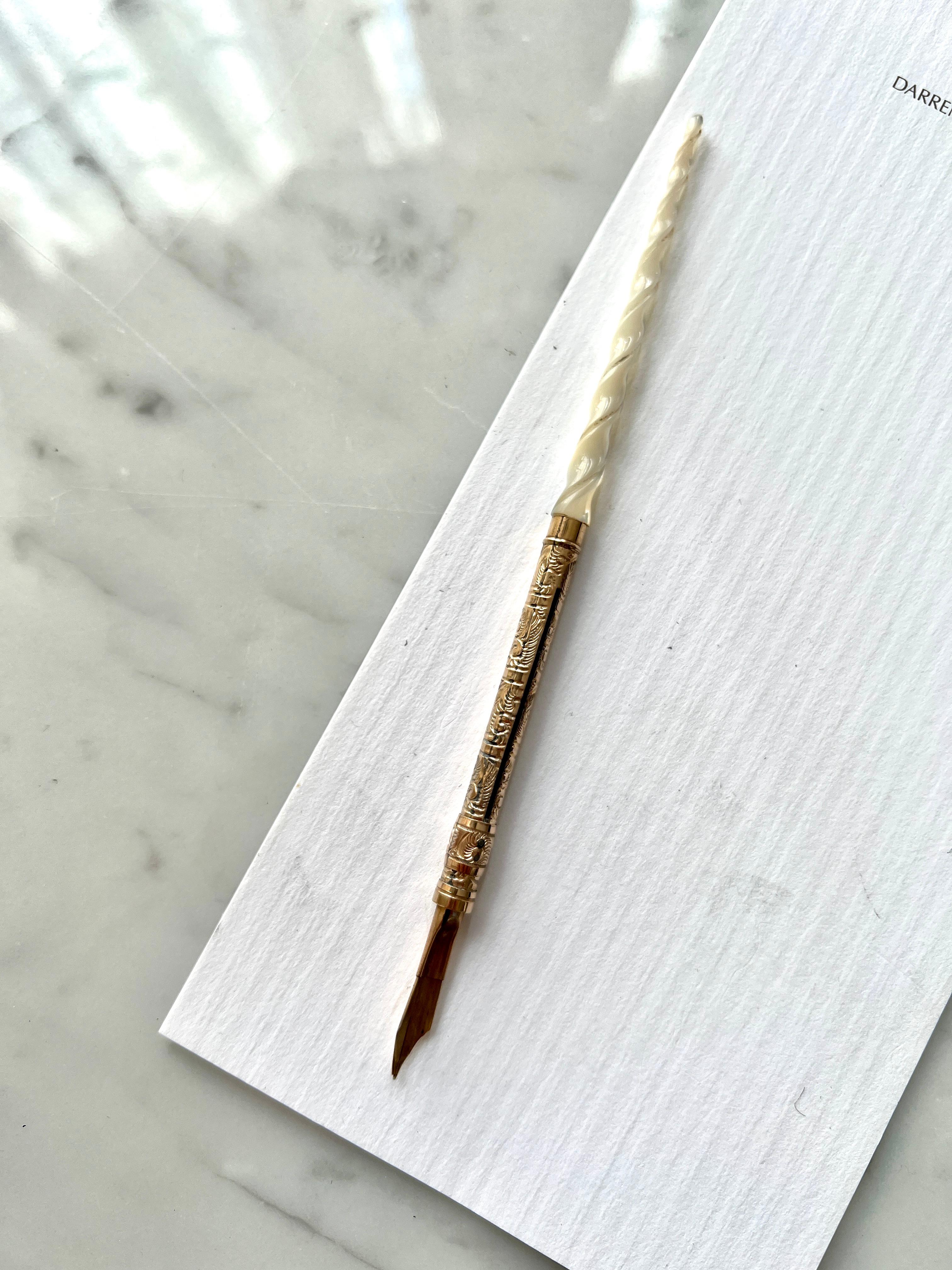Art nouveau Stylo Plume du 19ème siècle en nacre et or repoussé avec embout 14k en vente