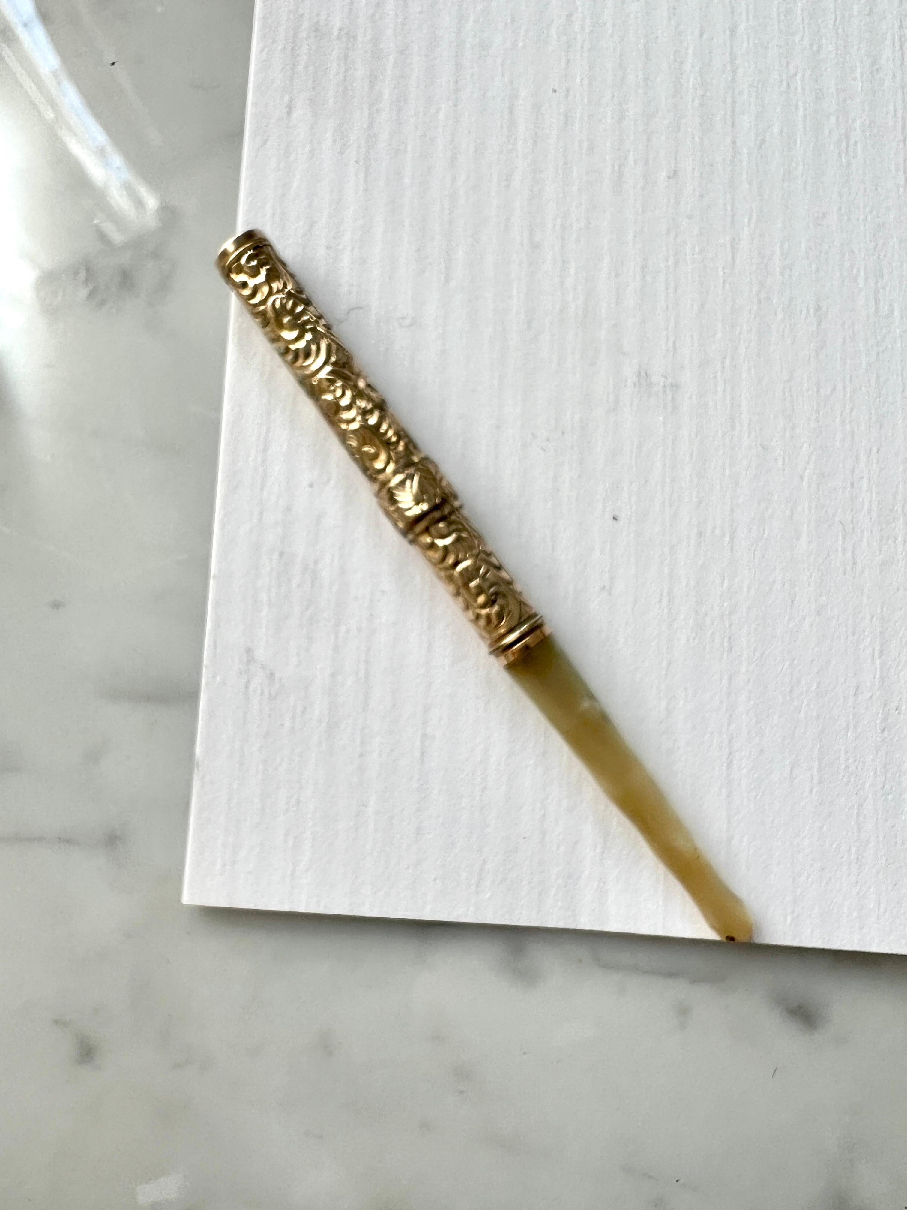 Repoussé Stylo Plume du 19ème siècle en nacre et or repoussé avec embout 14k en vente