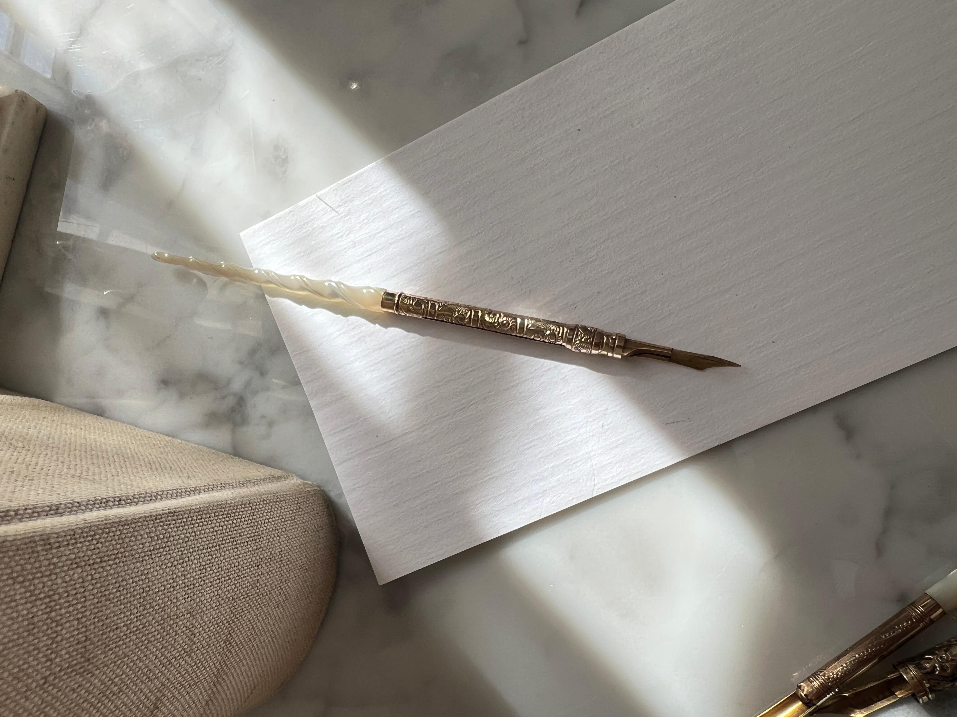 Repoussé Stylo Plume du 19ème siècle en nacre et or repoussé avec embout 14k en vente