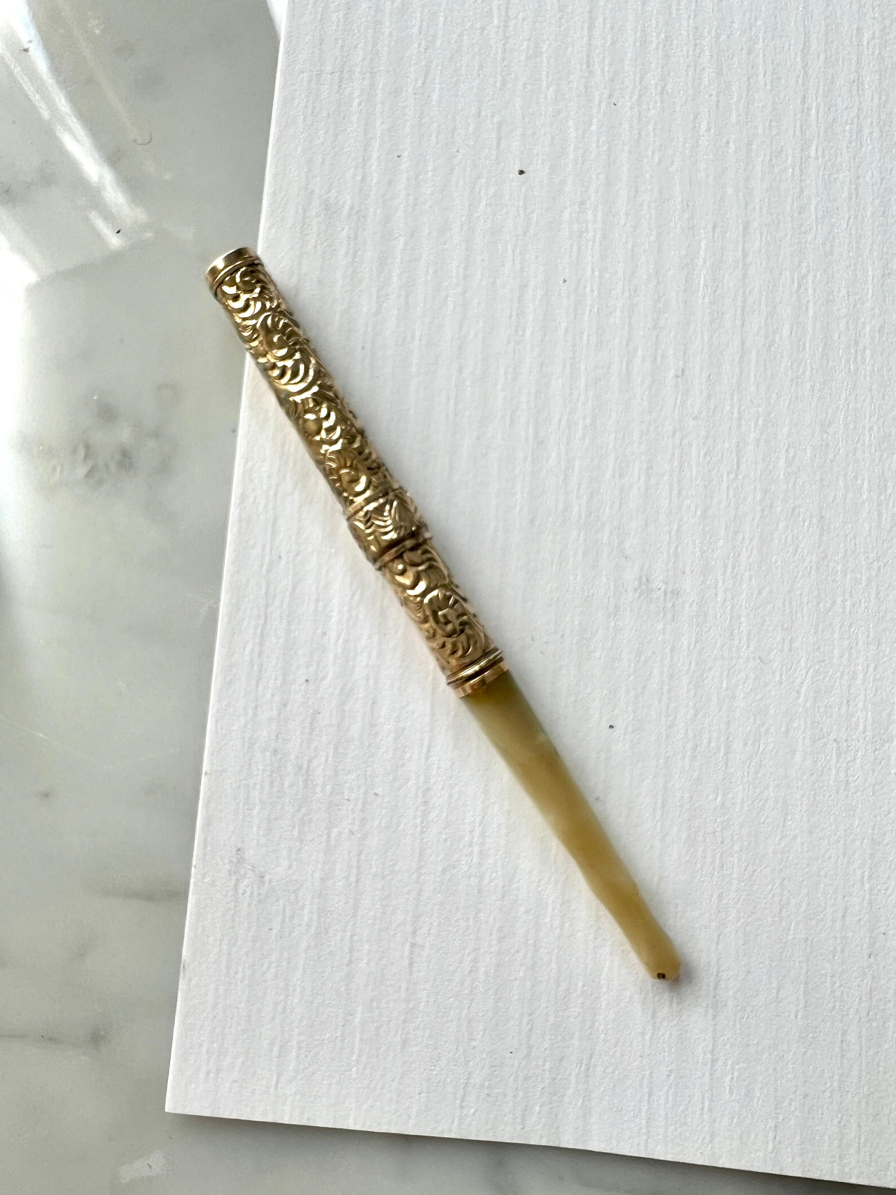 Stylo Plume du 19ème siècle en nacre et or repoussé avec embout 14k Bon état - En vente à Los Angeles, CA