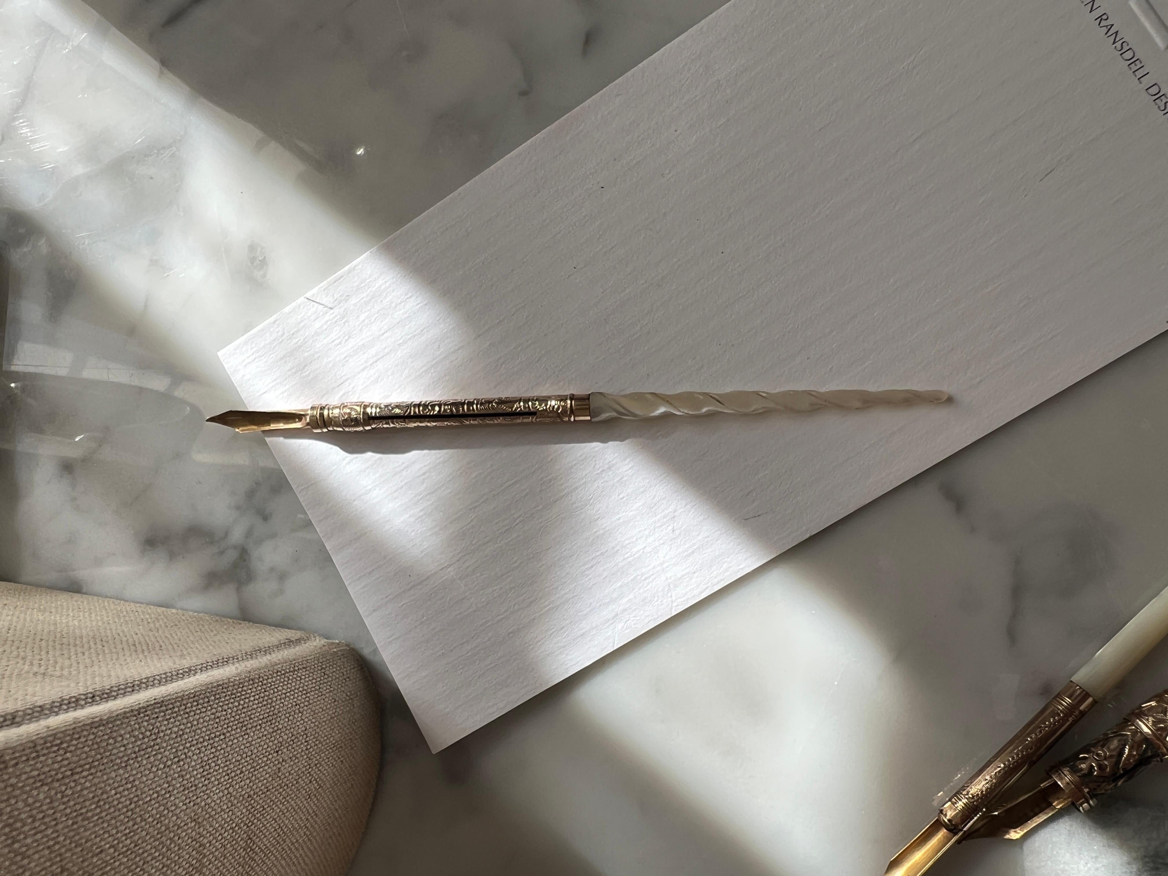 Stylo Plume du 19ème siècle en nacre et or repoussé avec embout 14k Bon état - En vente à Los Angeles, CA