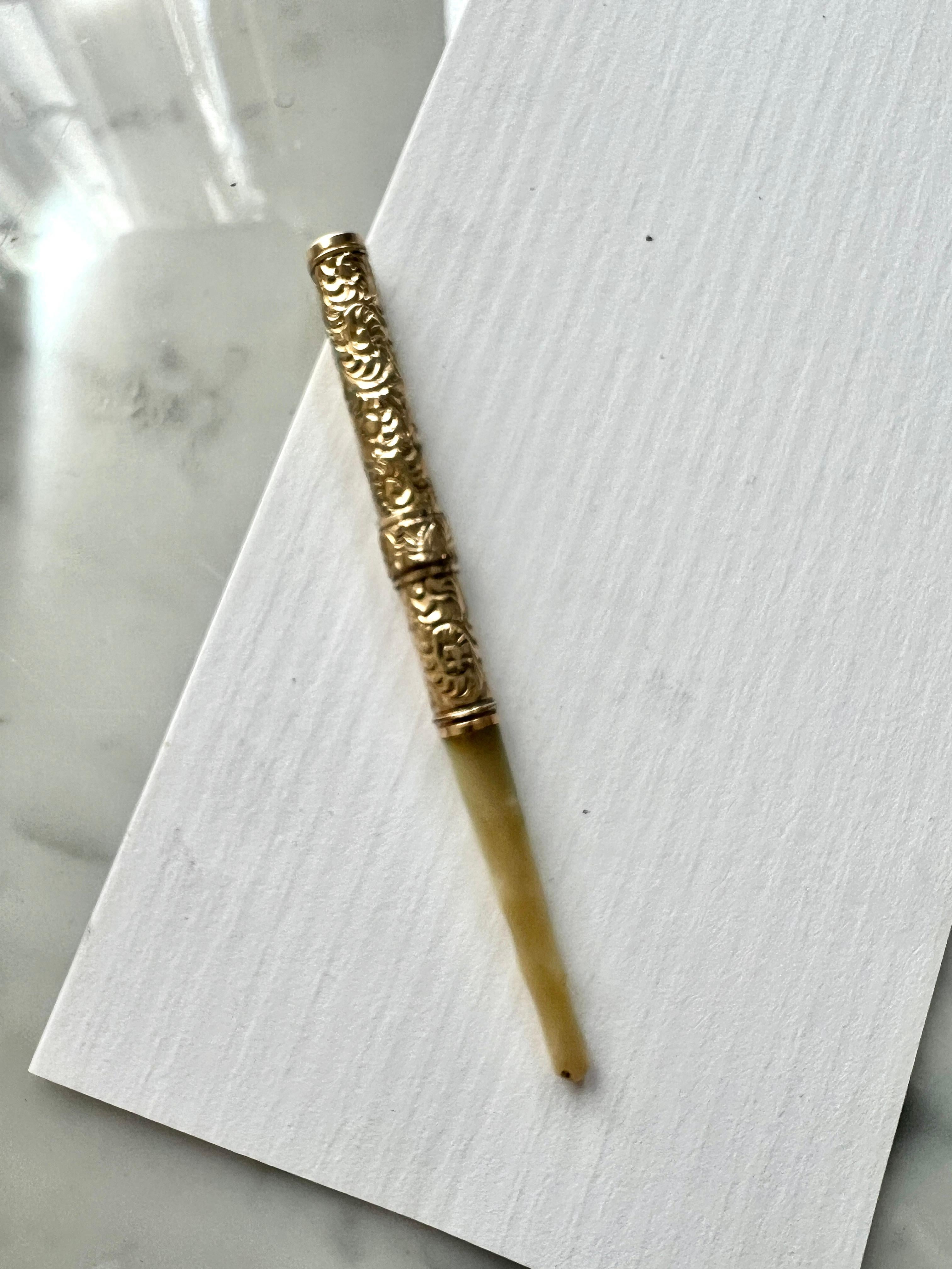 XIXe siècle Stylo Plume du 19ème siècle en nacre et or repoussé avec embout 14k en vente