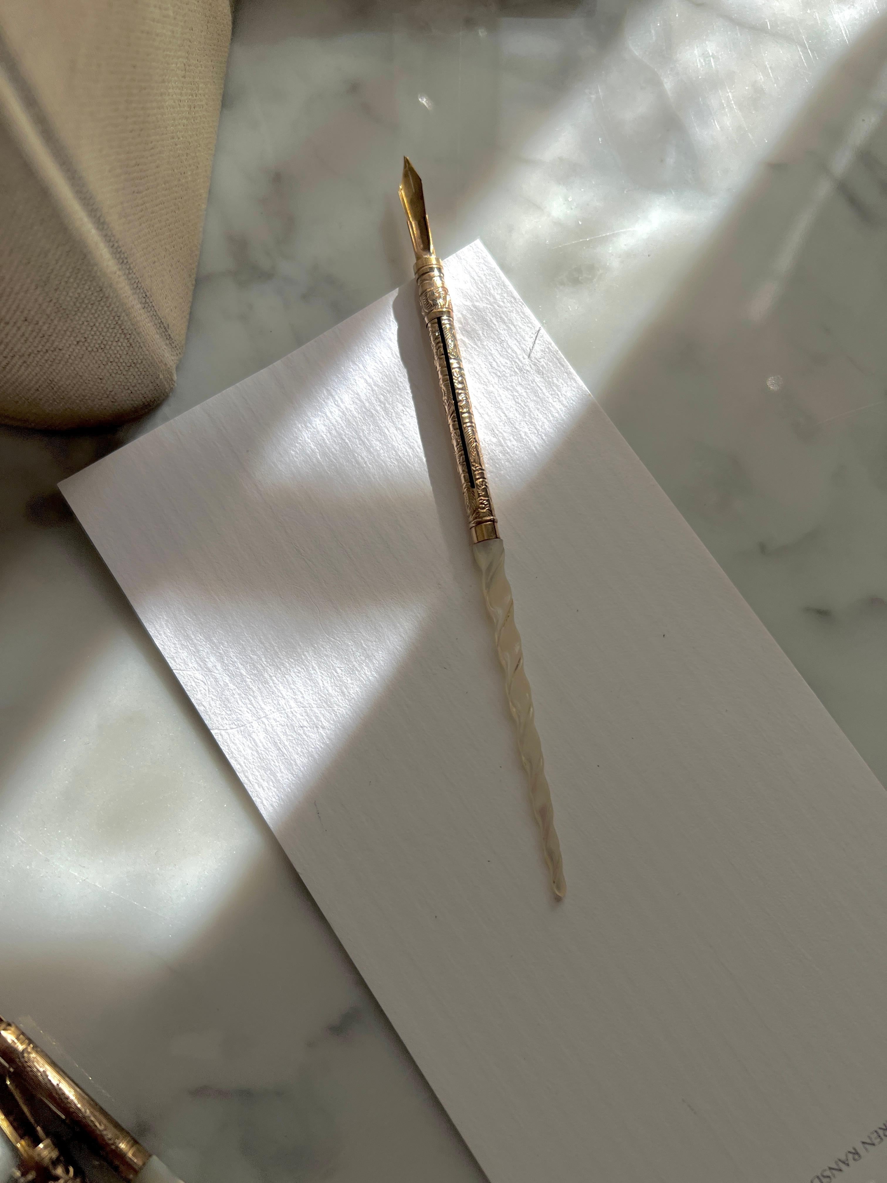 XIXe siècle Stylo Plume du 19ème siècle en nacre et or repoussé avec embout 14k en vente