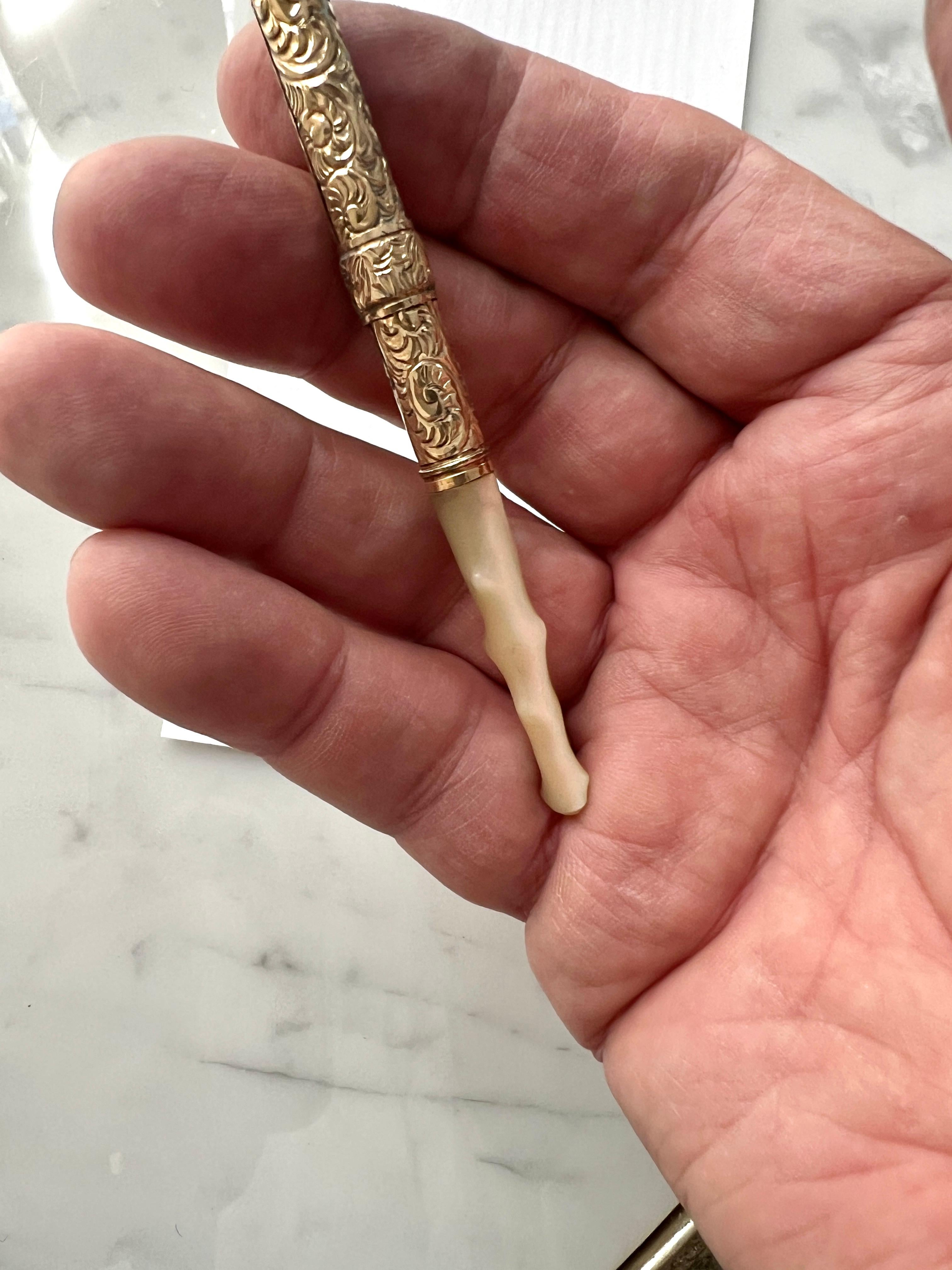 Or Stylo Plume du 19ème siècle en nacre et or repoussé avec embout 14k en vente