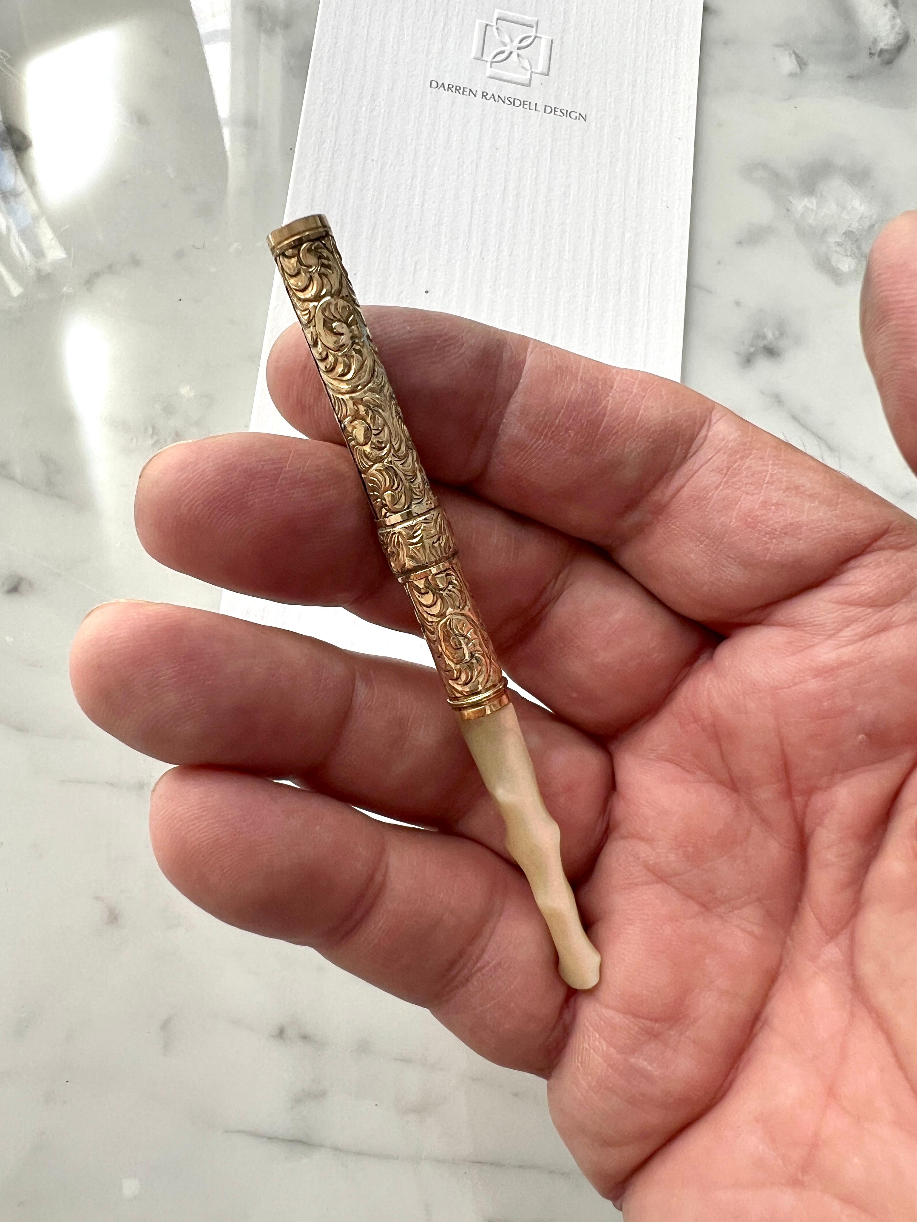 Stylo Plume du 19ème siècle en nacre et or repoussé avec embout 14k en vente 1