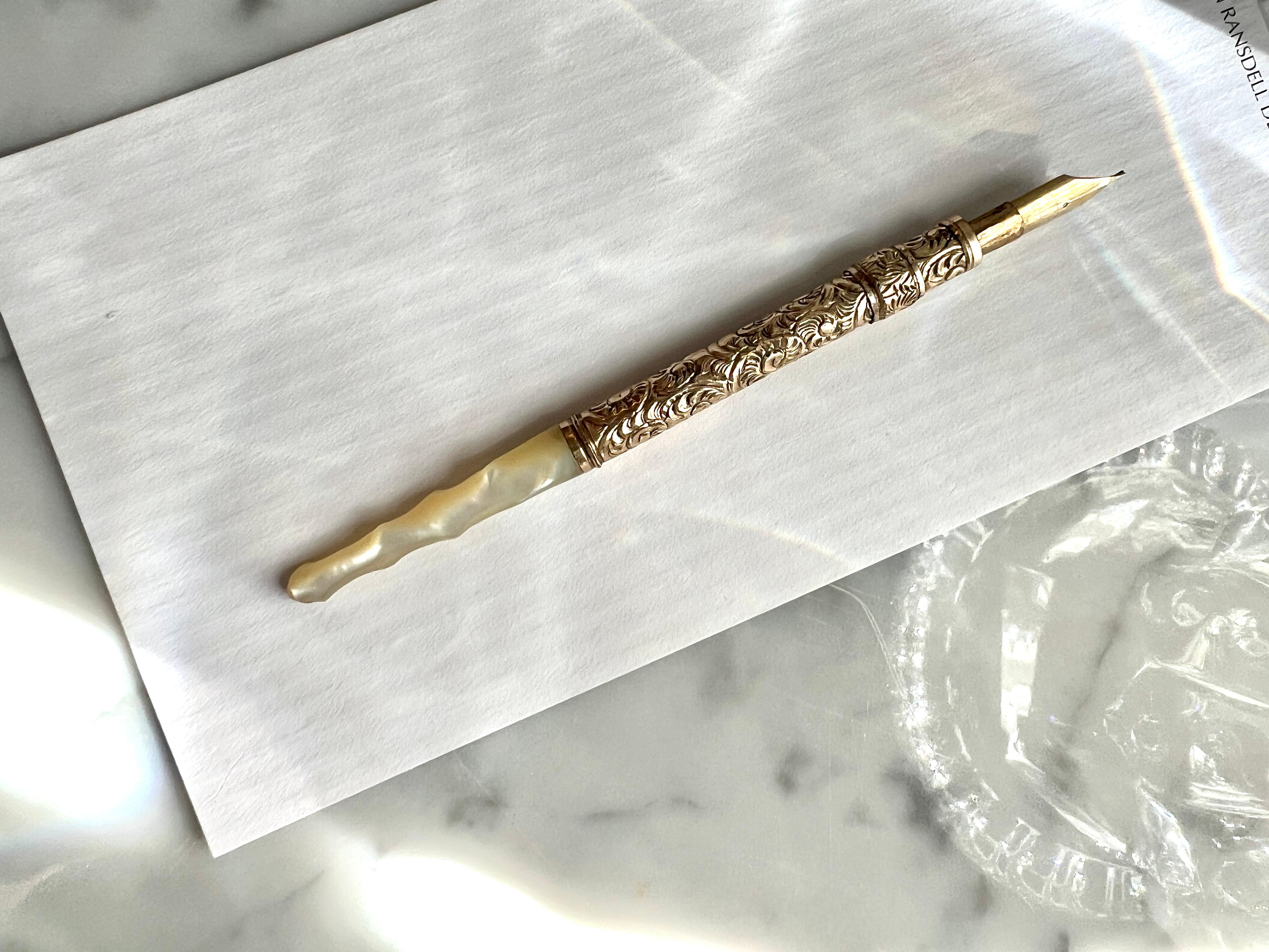 Stylo Plume du 19ème siècle en nacre et or repoussé avec embout 14k en vente 2