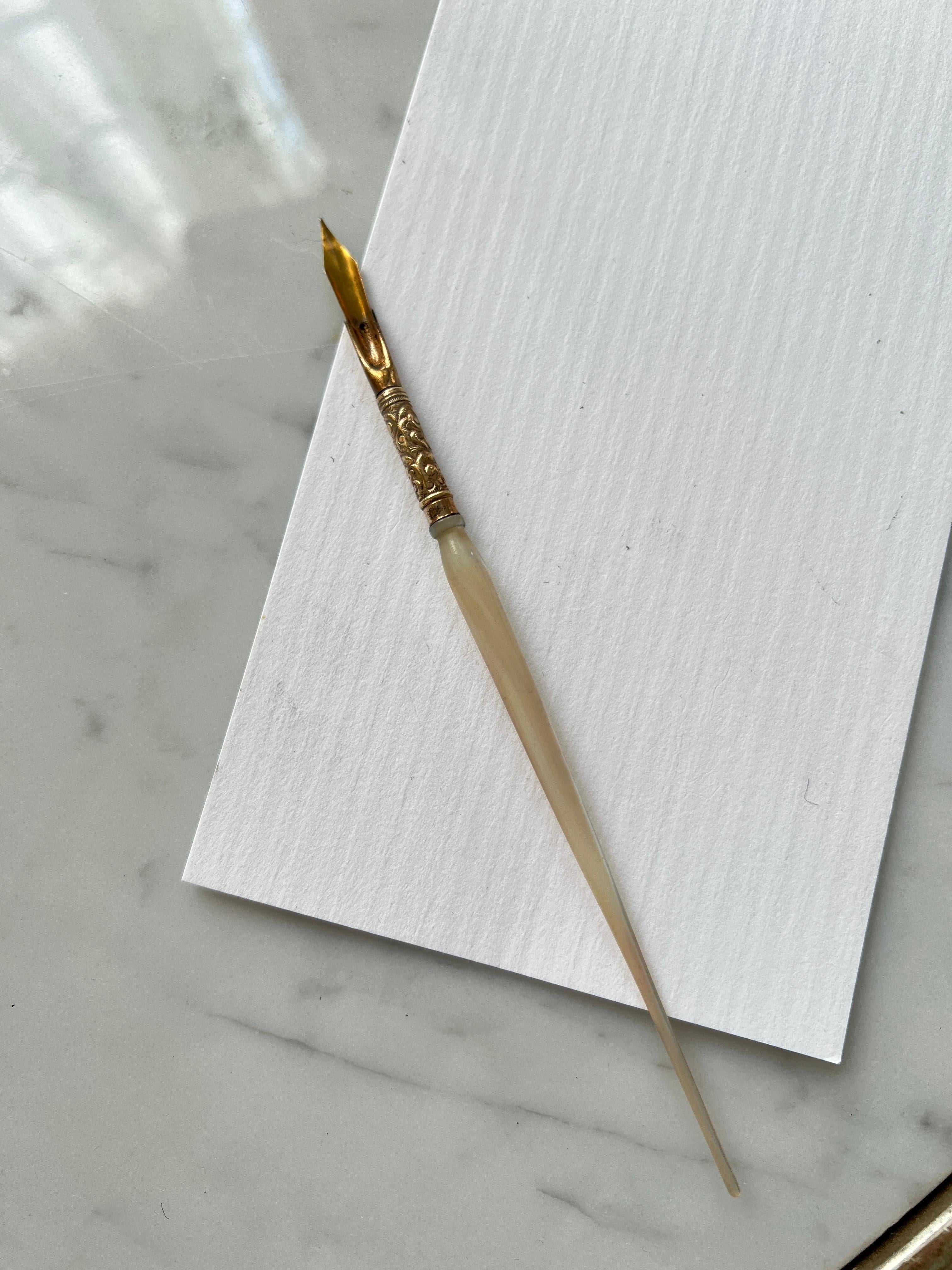 Un magnifique stylo plume vintage - une belle pièce décorative pour le bureau, mais aussi entièrement fonctionnel.  La poignée est en nacre et se termine par un élégant motif en or et en 14k.  de l'astuce. 

Complète tout bureau ou poste de travail,