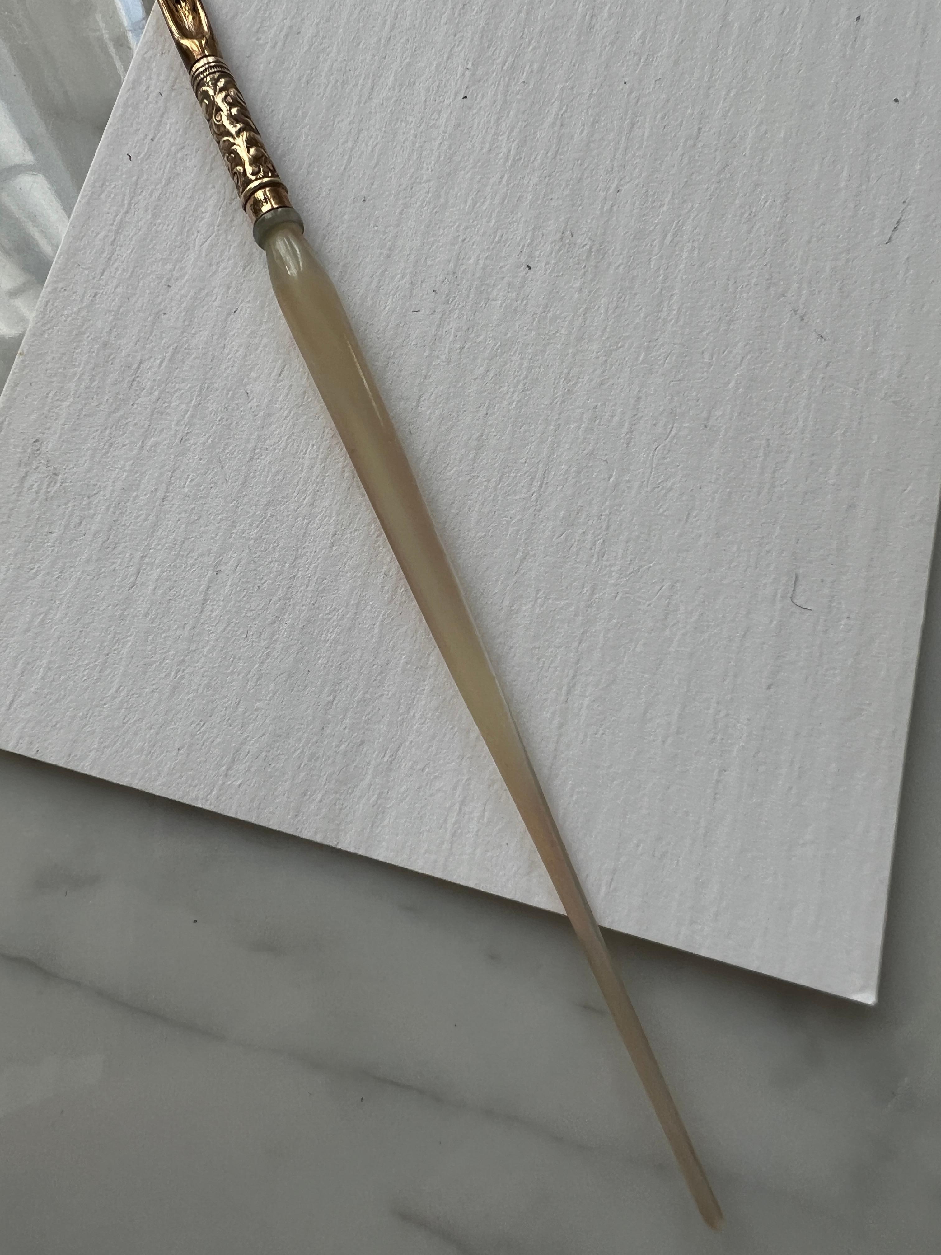 Art nouveau Stylo à bille en nacre et or repoussé du 19ème siècle avec embout 14k en vente